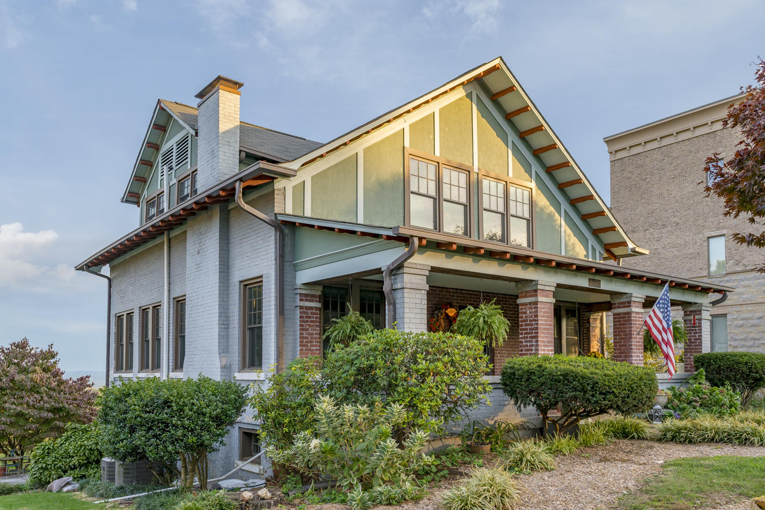3224 S Crest Pl