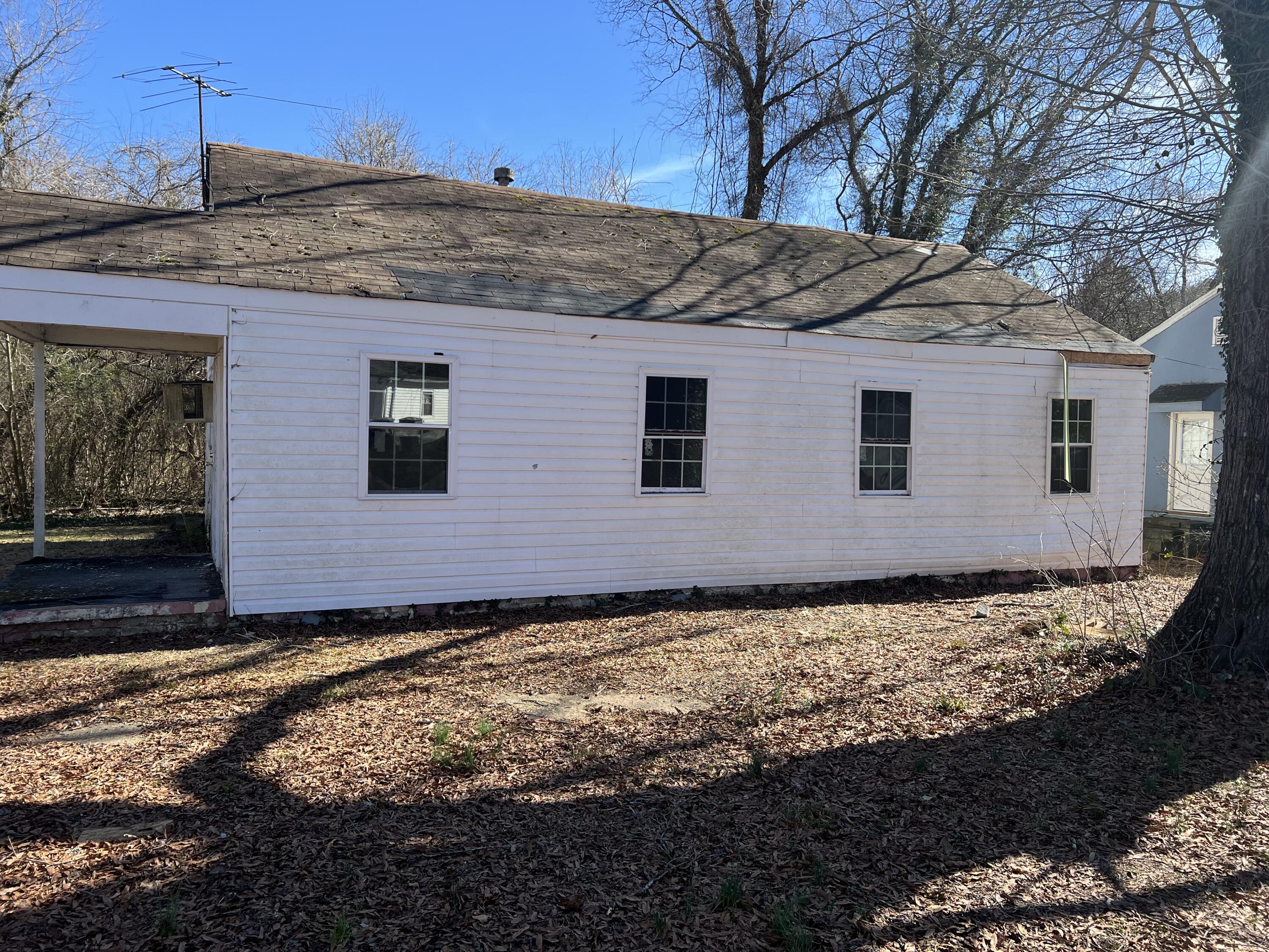 737 E Henderson Drive