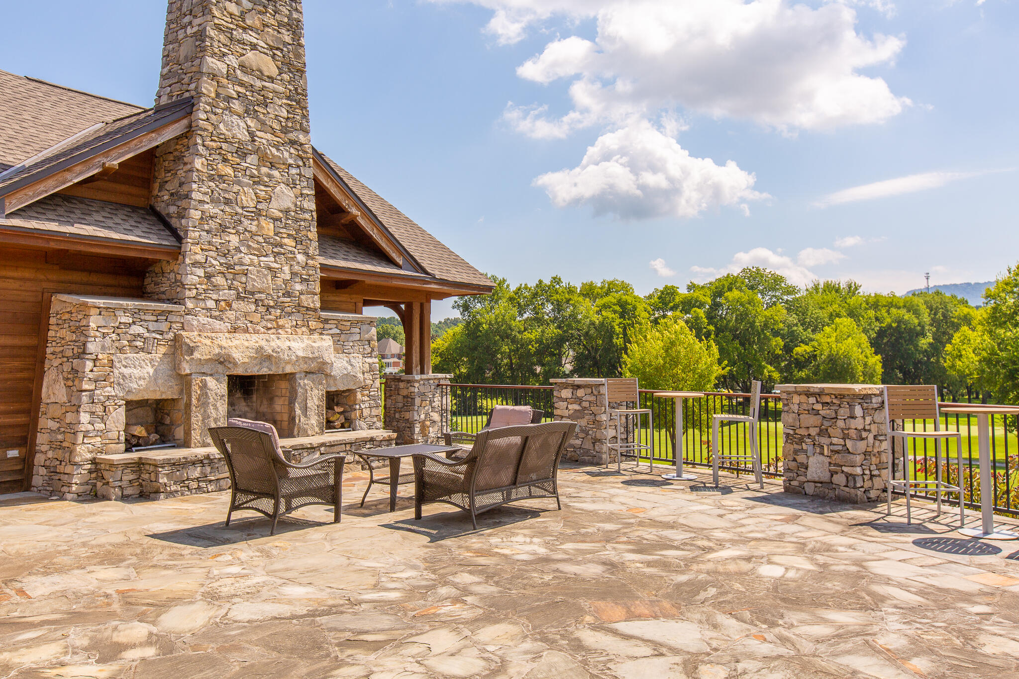 702 Outlook Ln