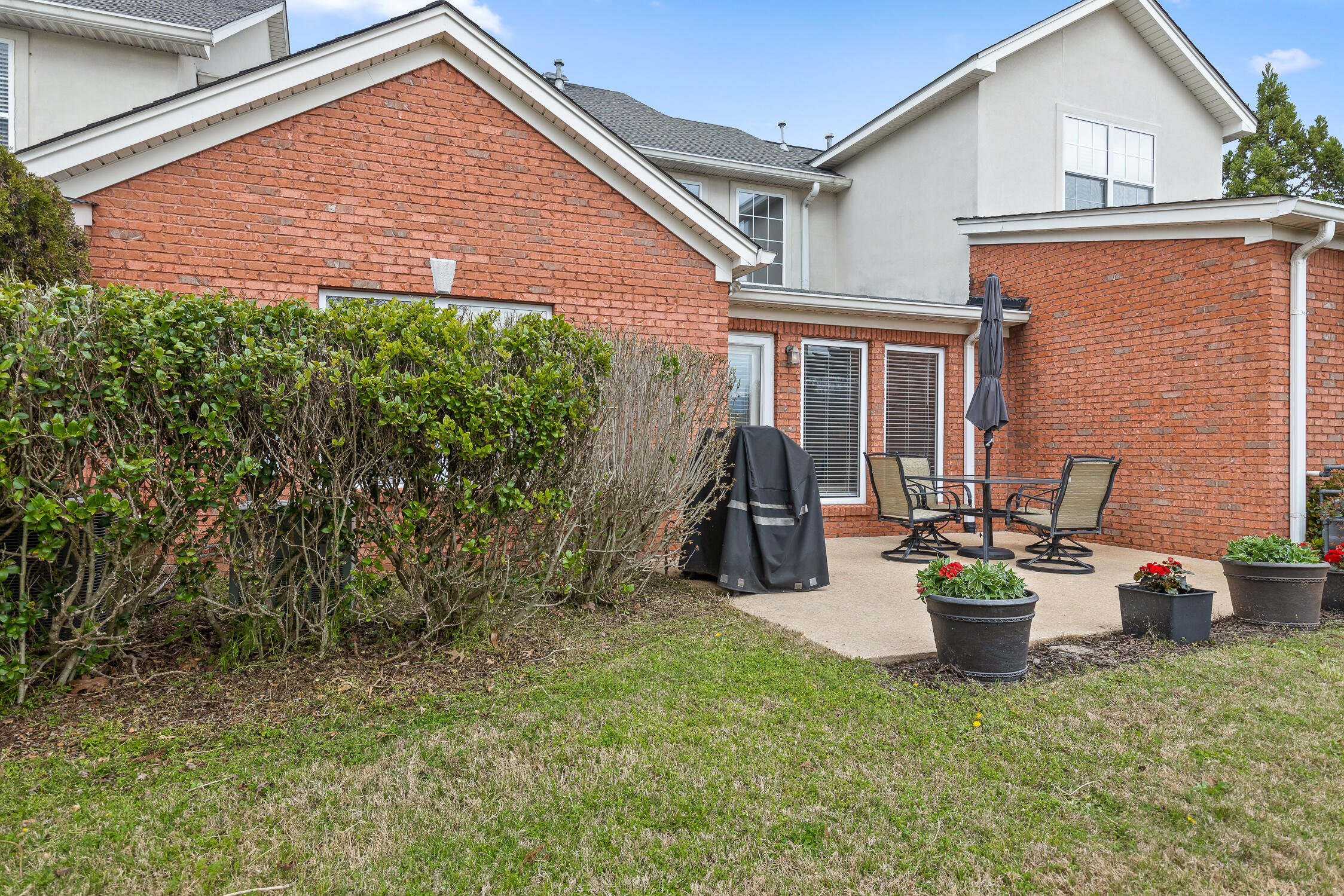 702 Outlook Ln