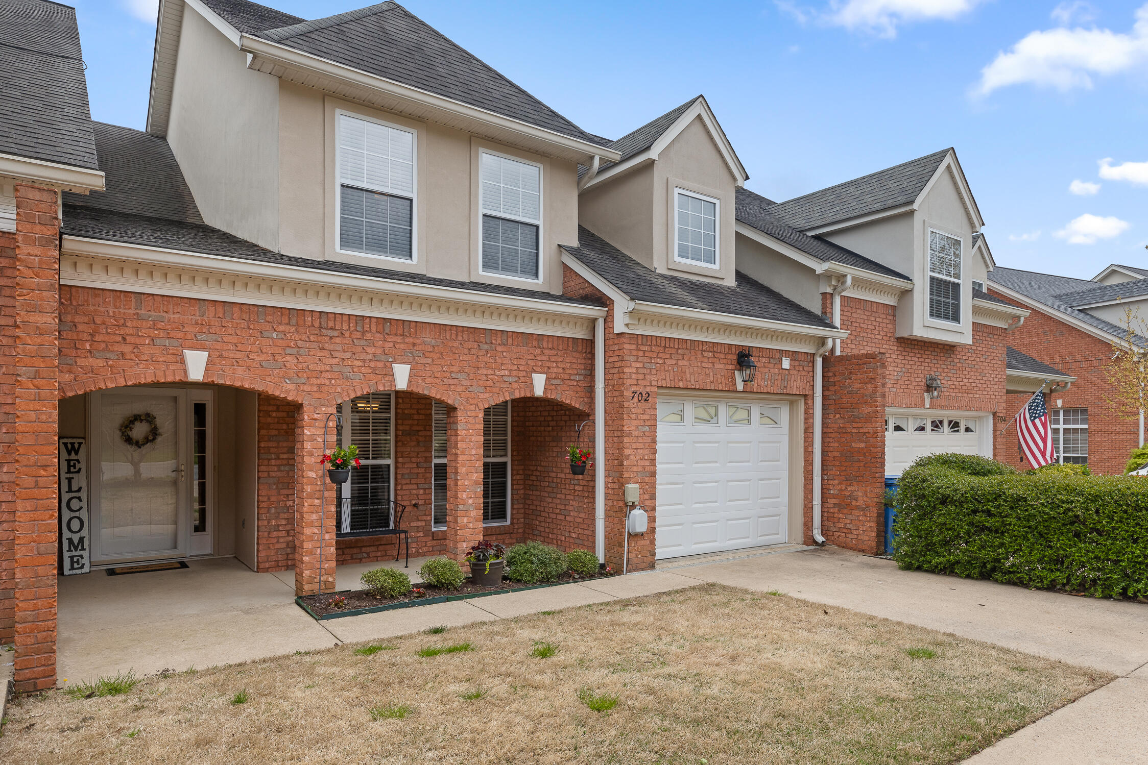 702 Outlook Ln