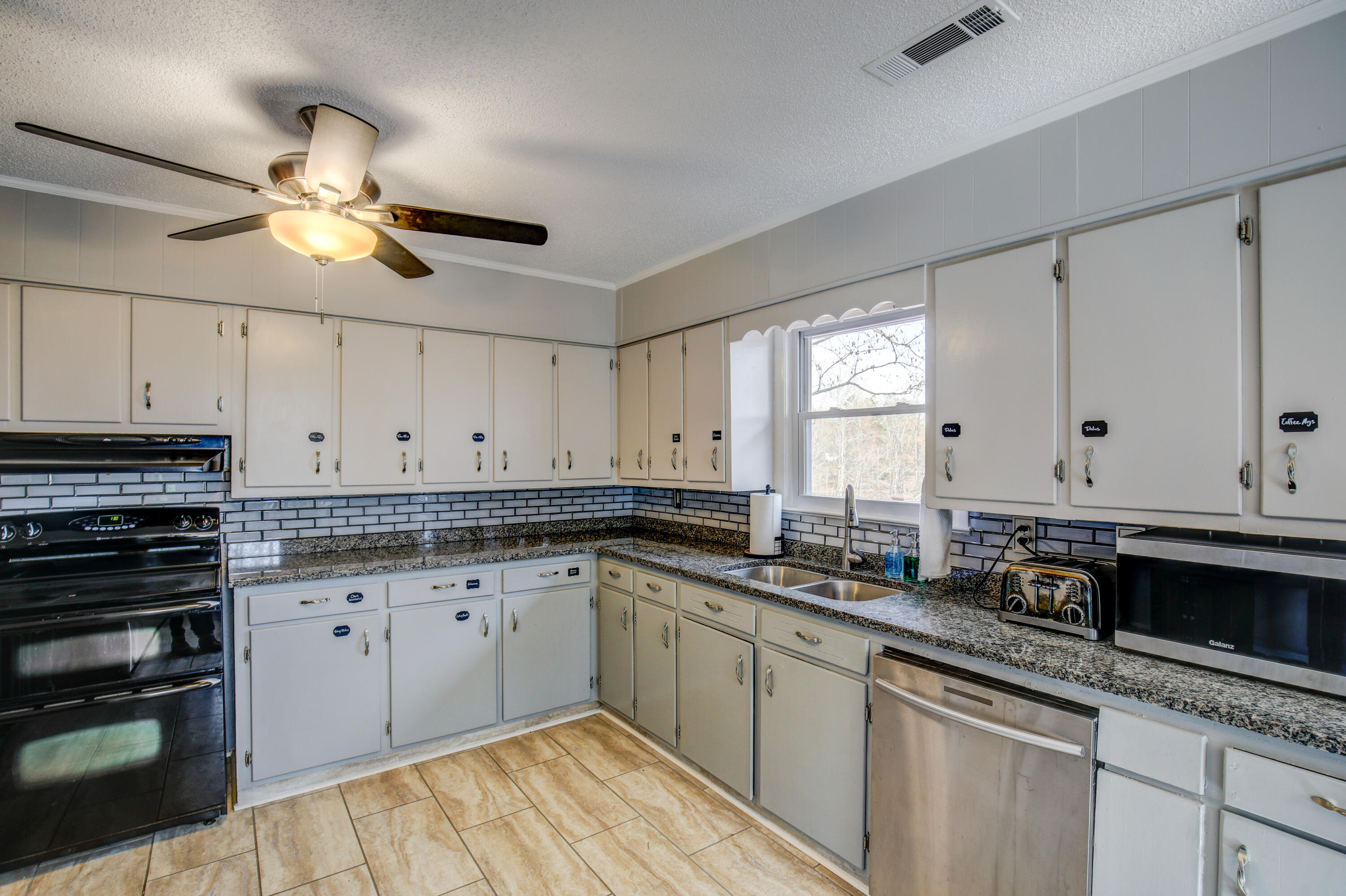 226 Hickory Ln