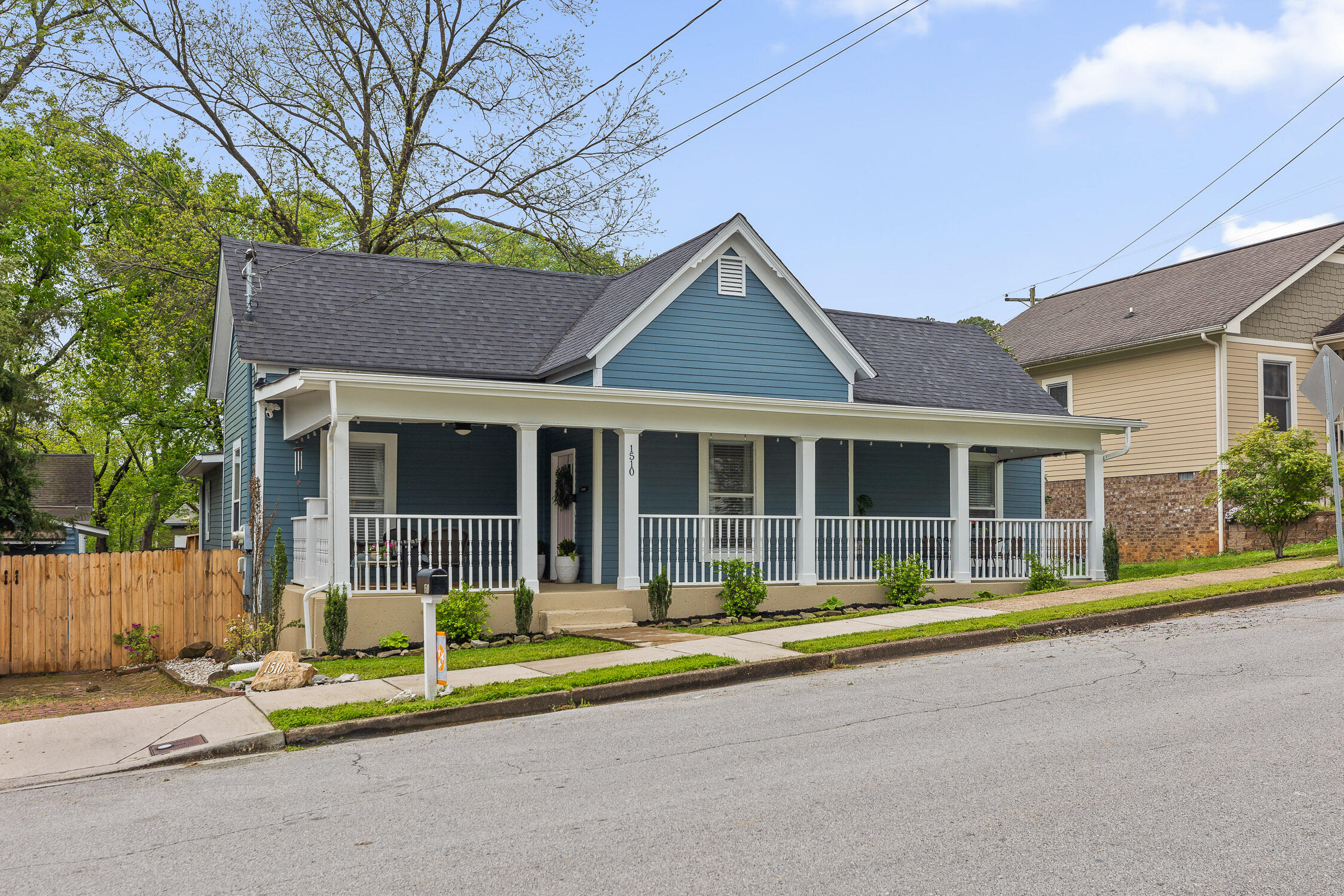 1510 W 54th St