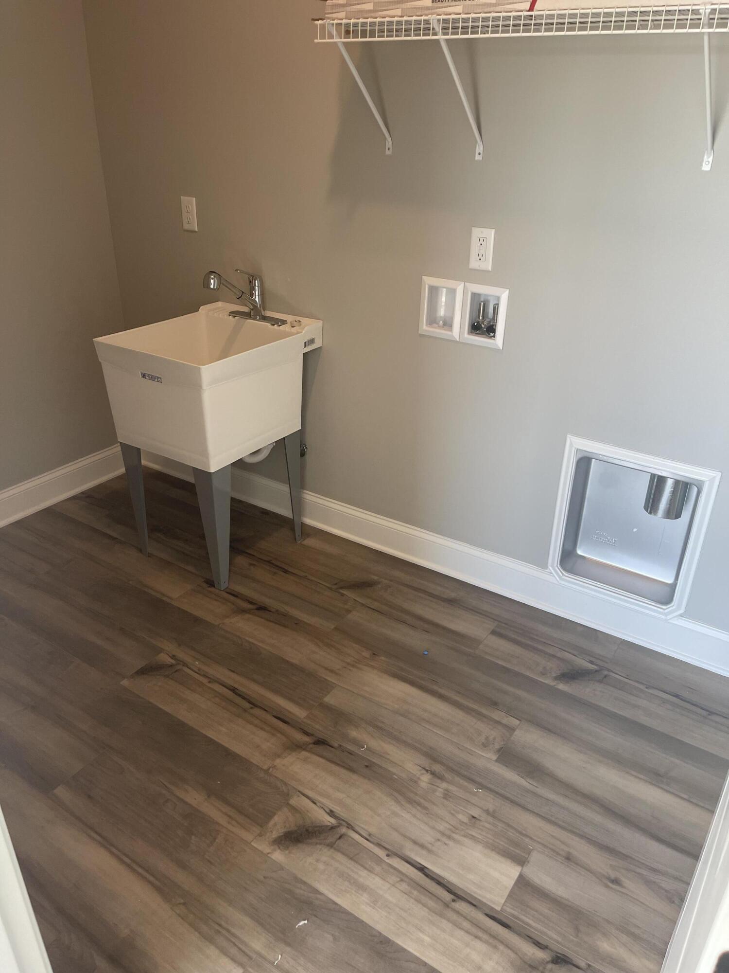 9002 Knolling Loop, 24