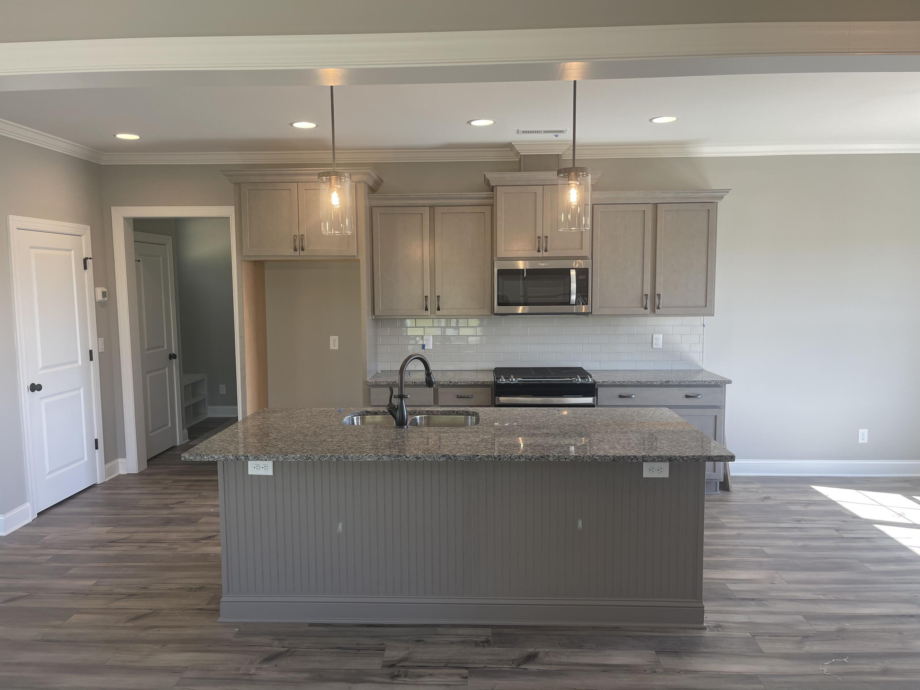9002 Knolling Loop, 24