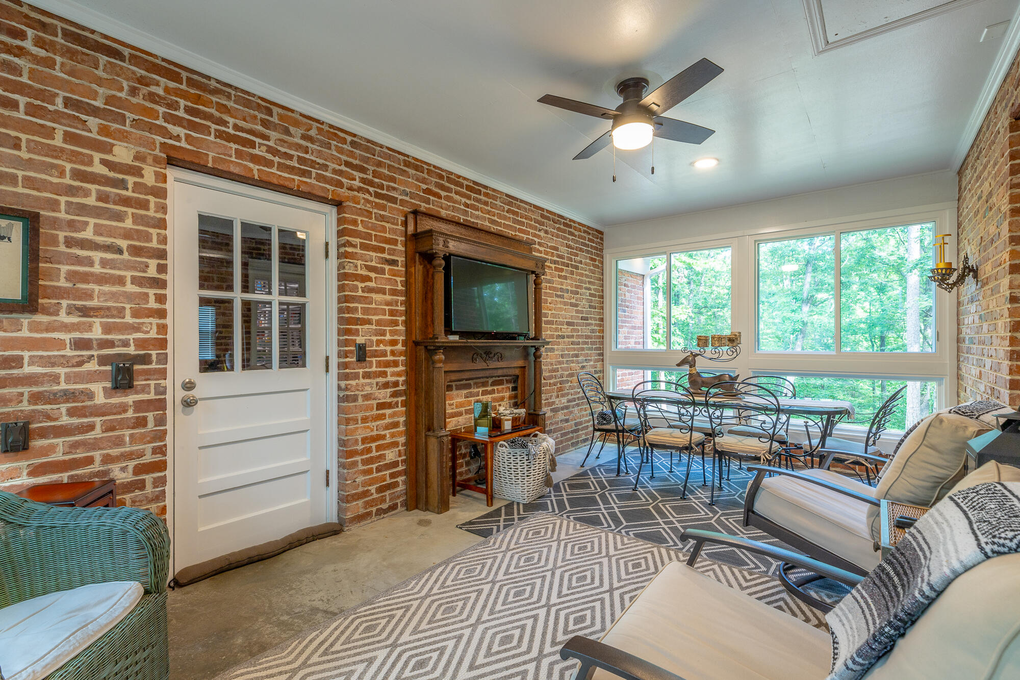 943 Ravine Road