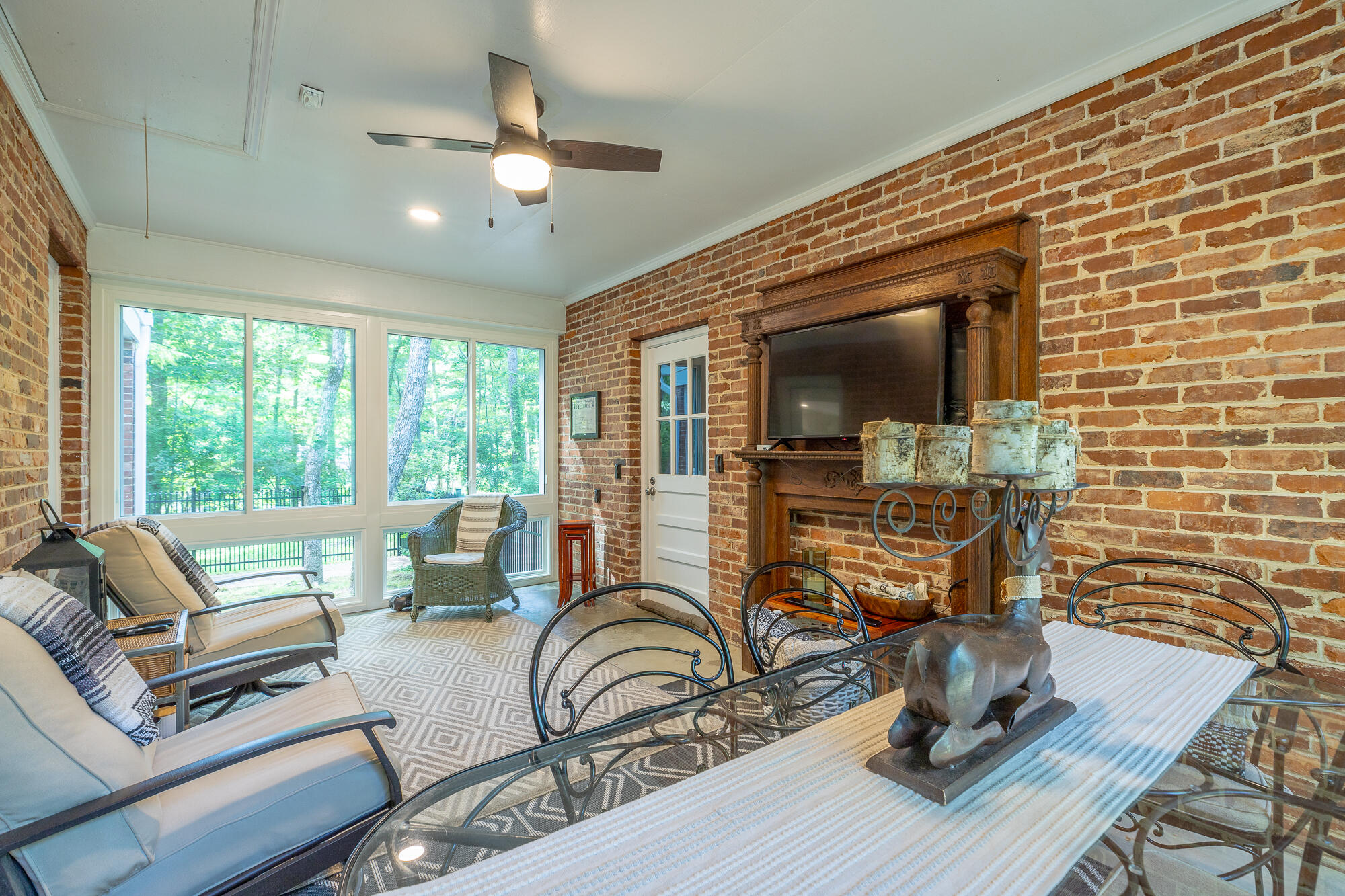 943 Ravine Road