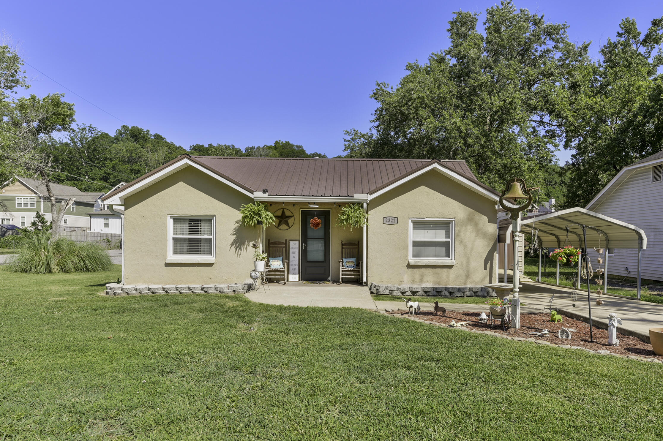 2322 Lyndon Ave