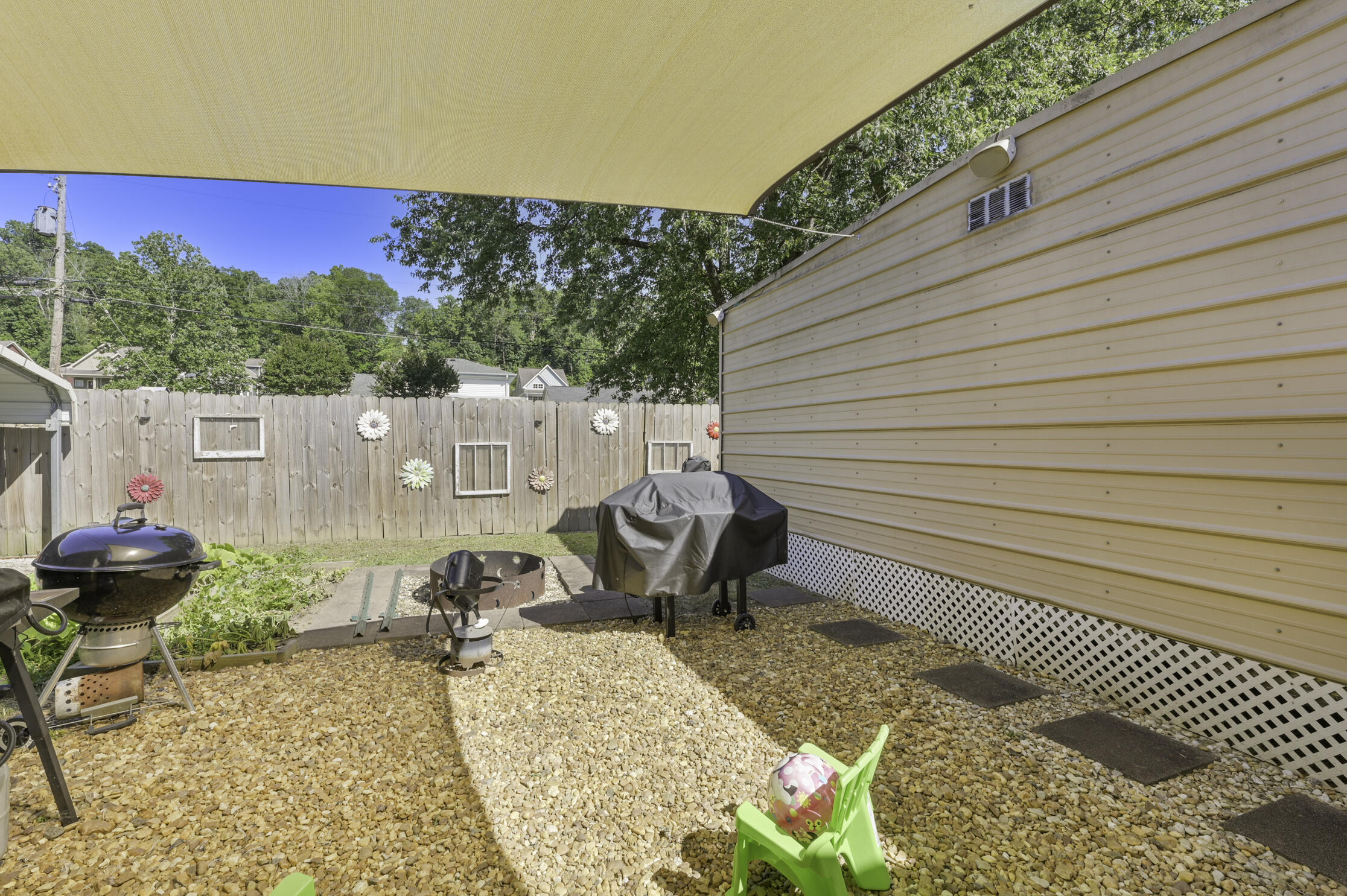 2322 Lyndon Ave