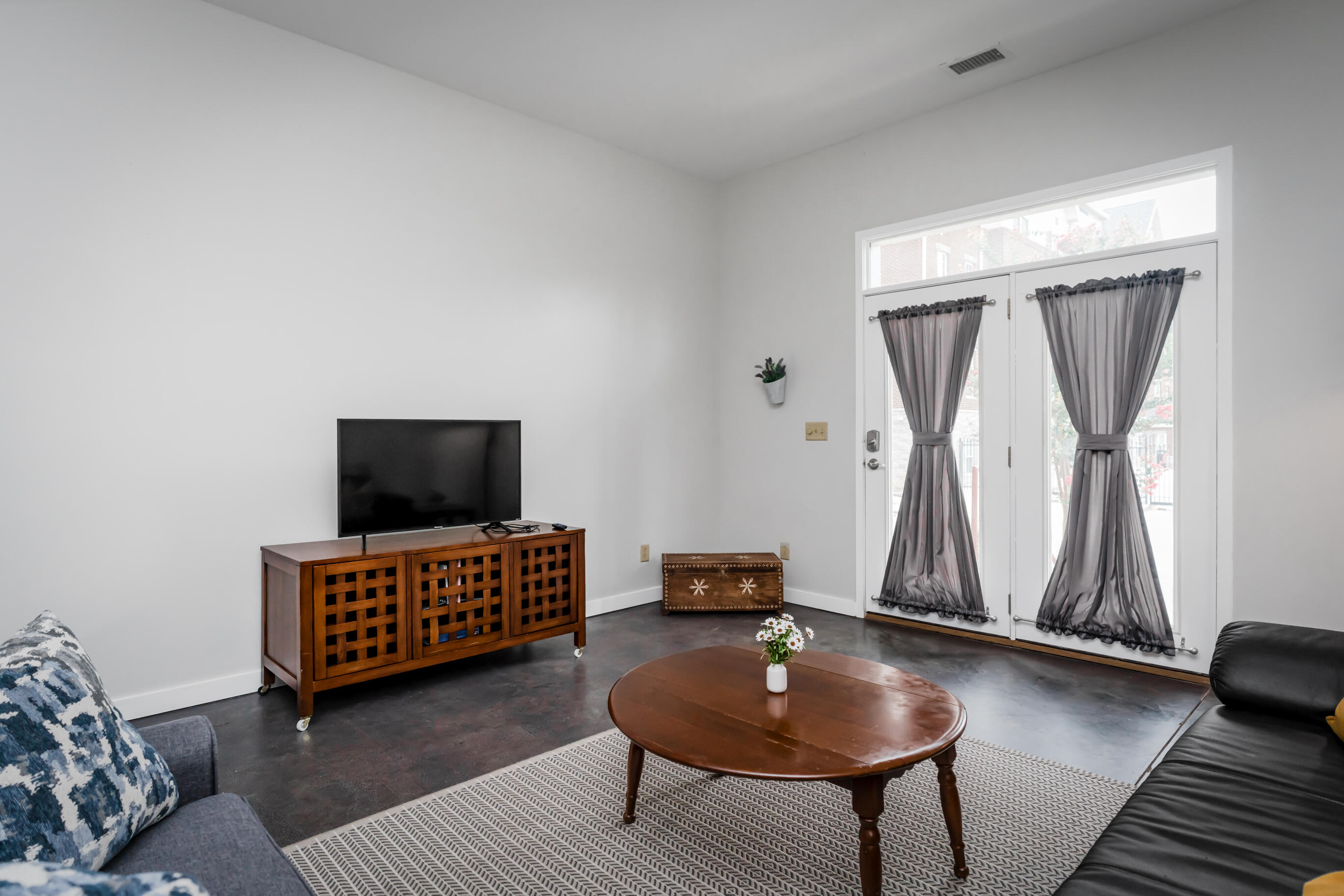 863 Flynn Street, 102