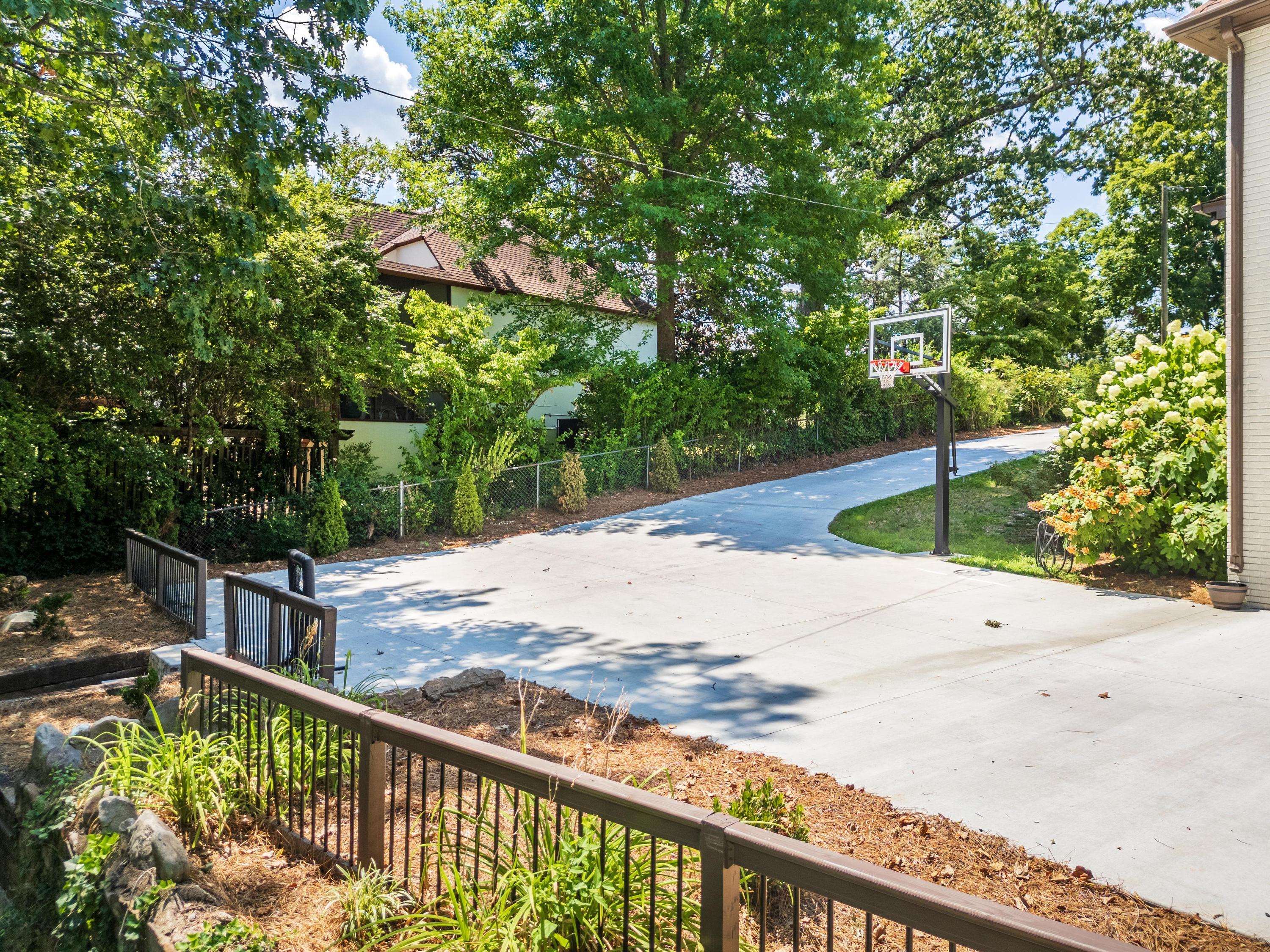 1810 Crestwood Drive