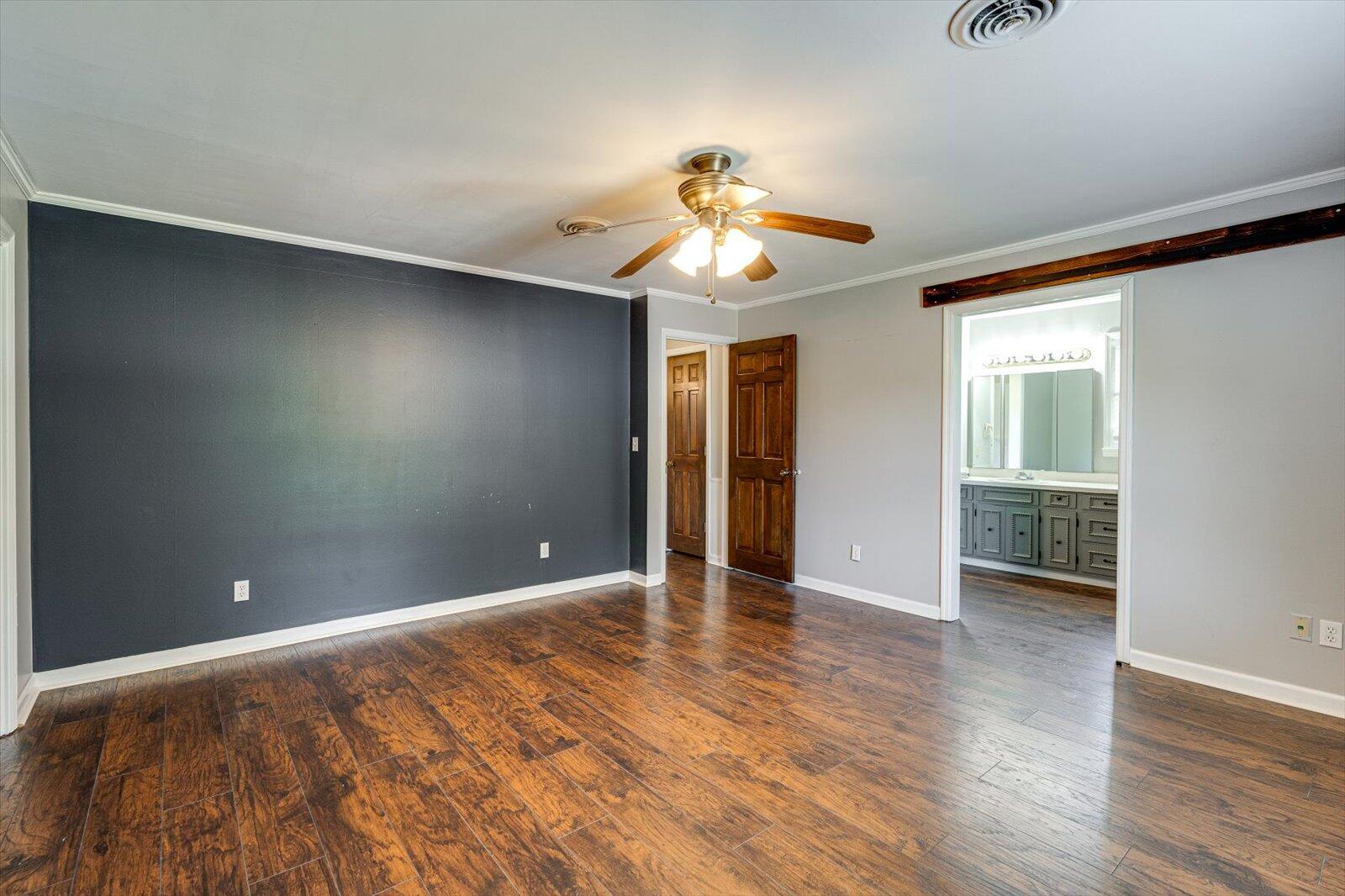 701 NW Everhart Dr
