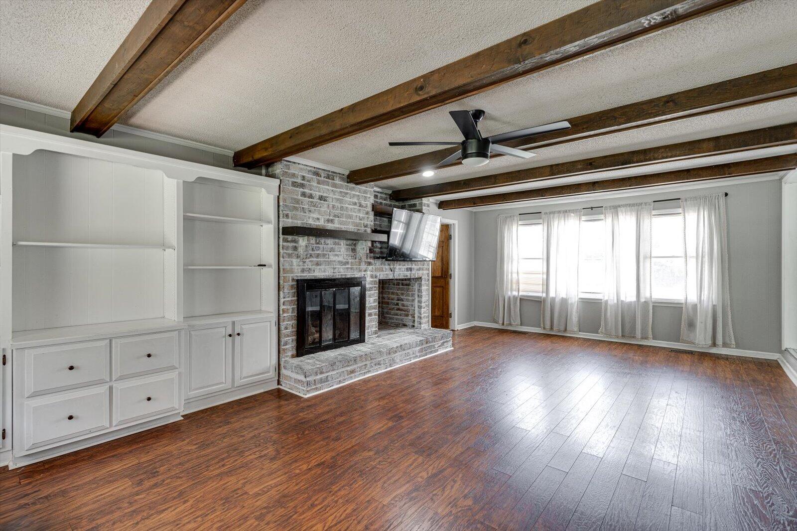 701 NW Everhart Dr
