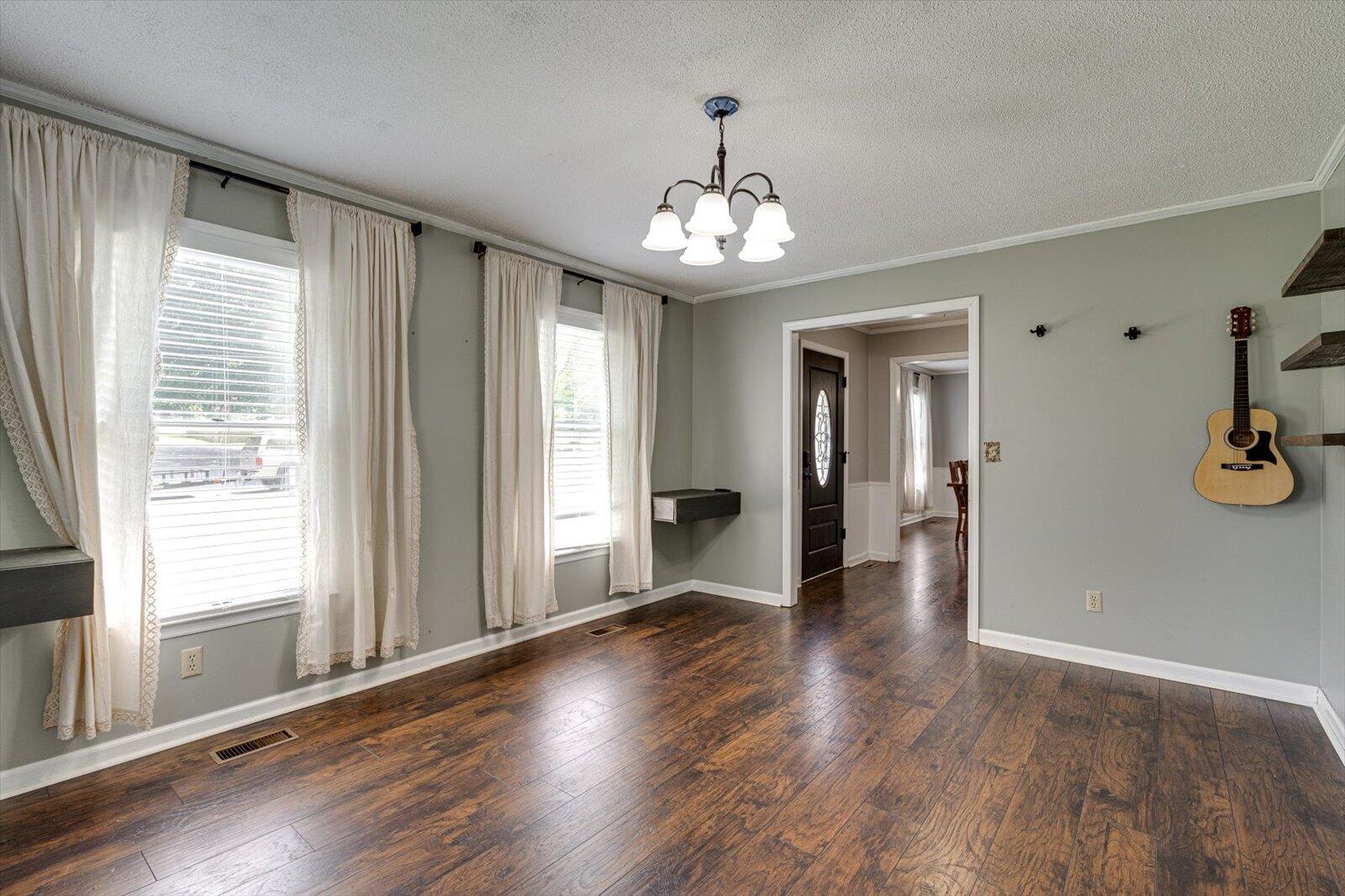 701 NW Everhart Dr