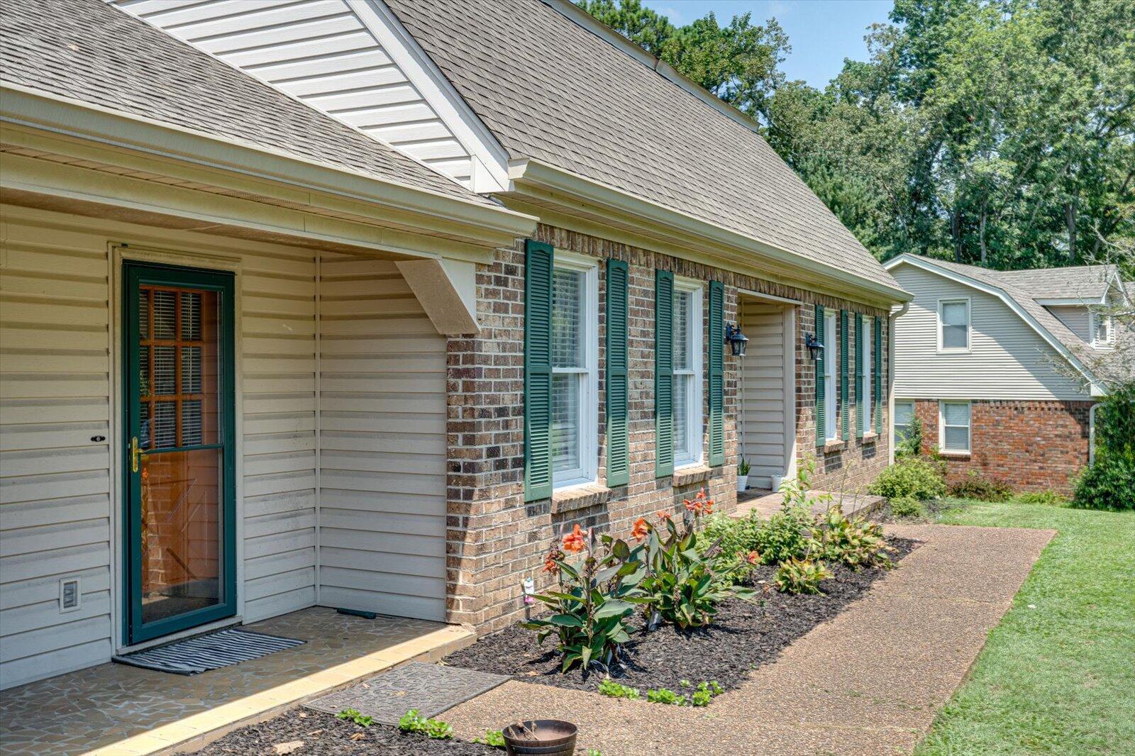 701 NW Everhart Dr