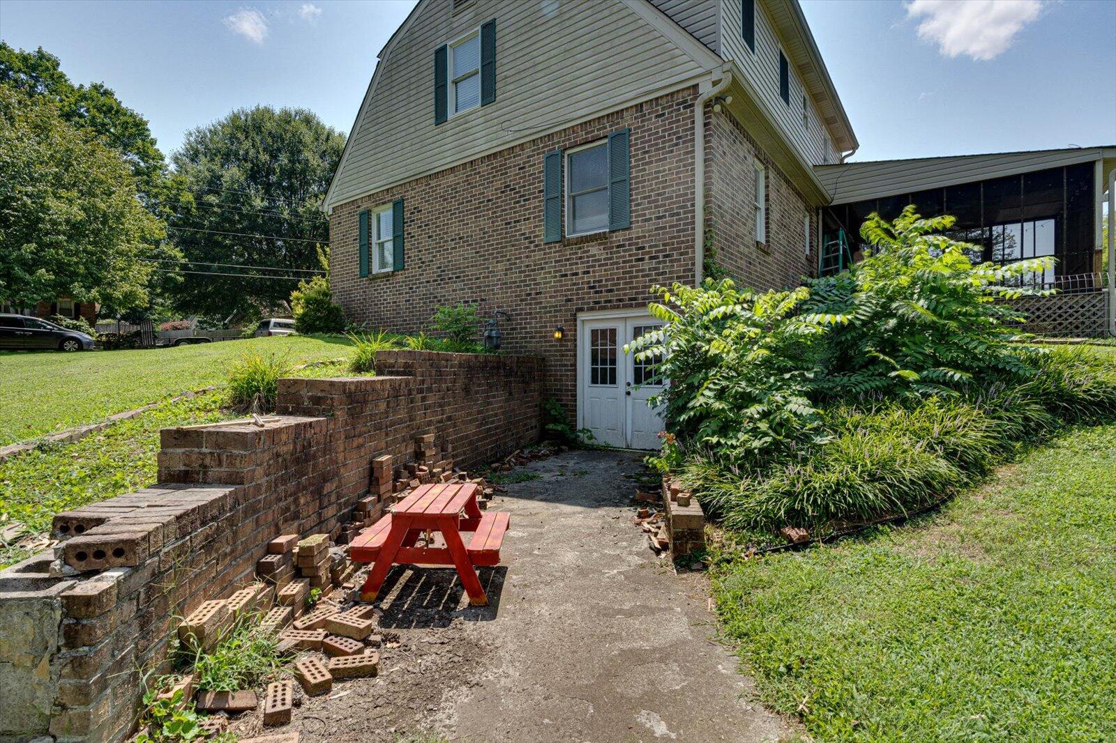 701 NW Everhart Dr