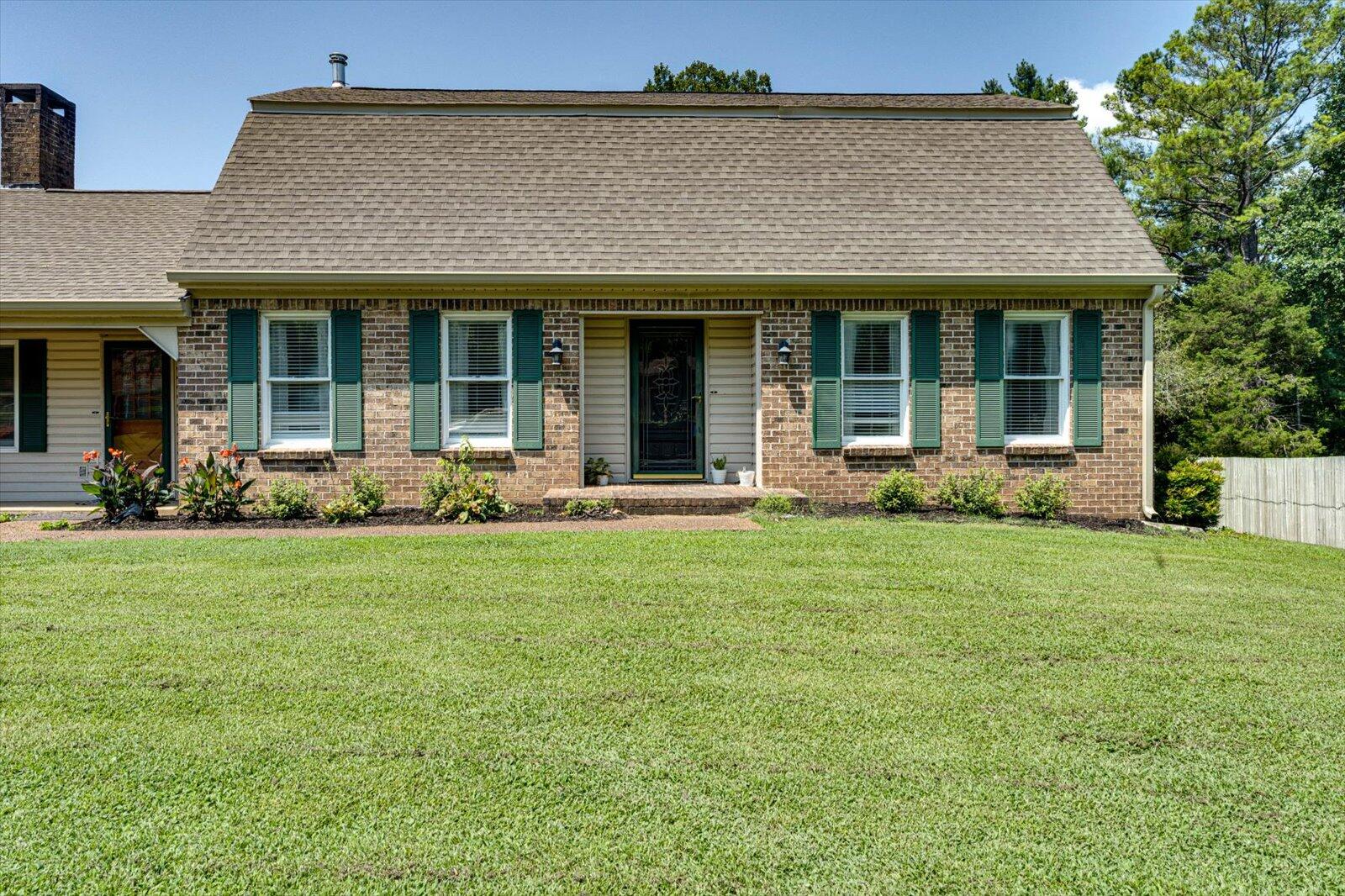 701 NW Everhart Dr