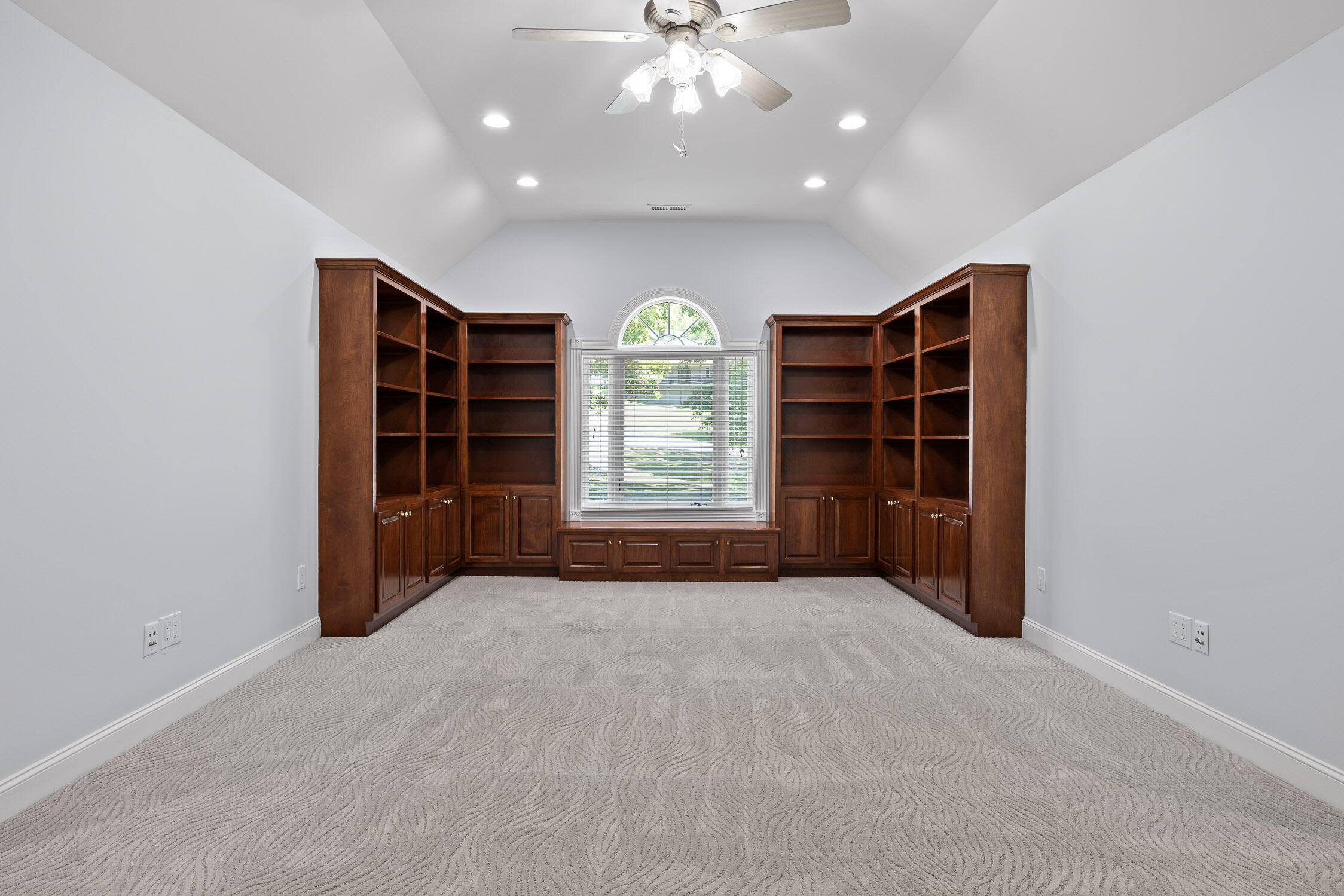 303 N Woods Lane