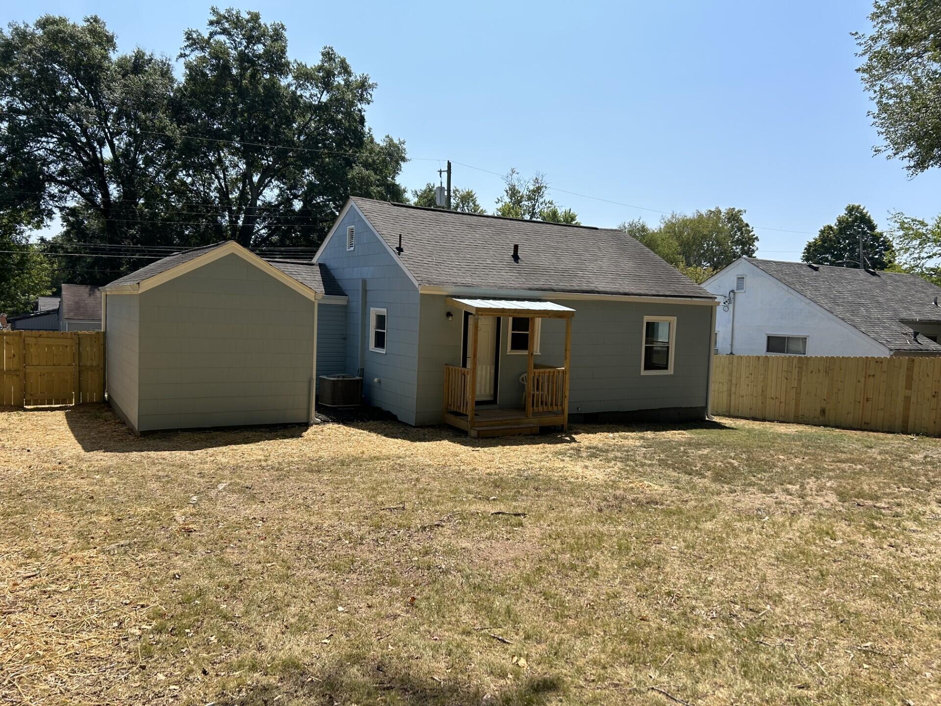 715 W Henderson Drive