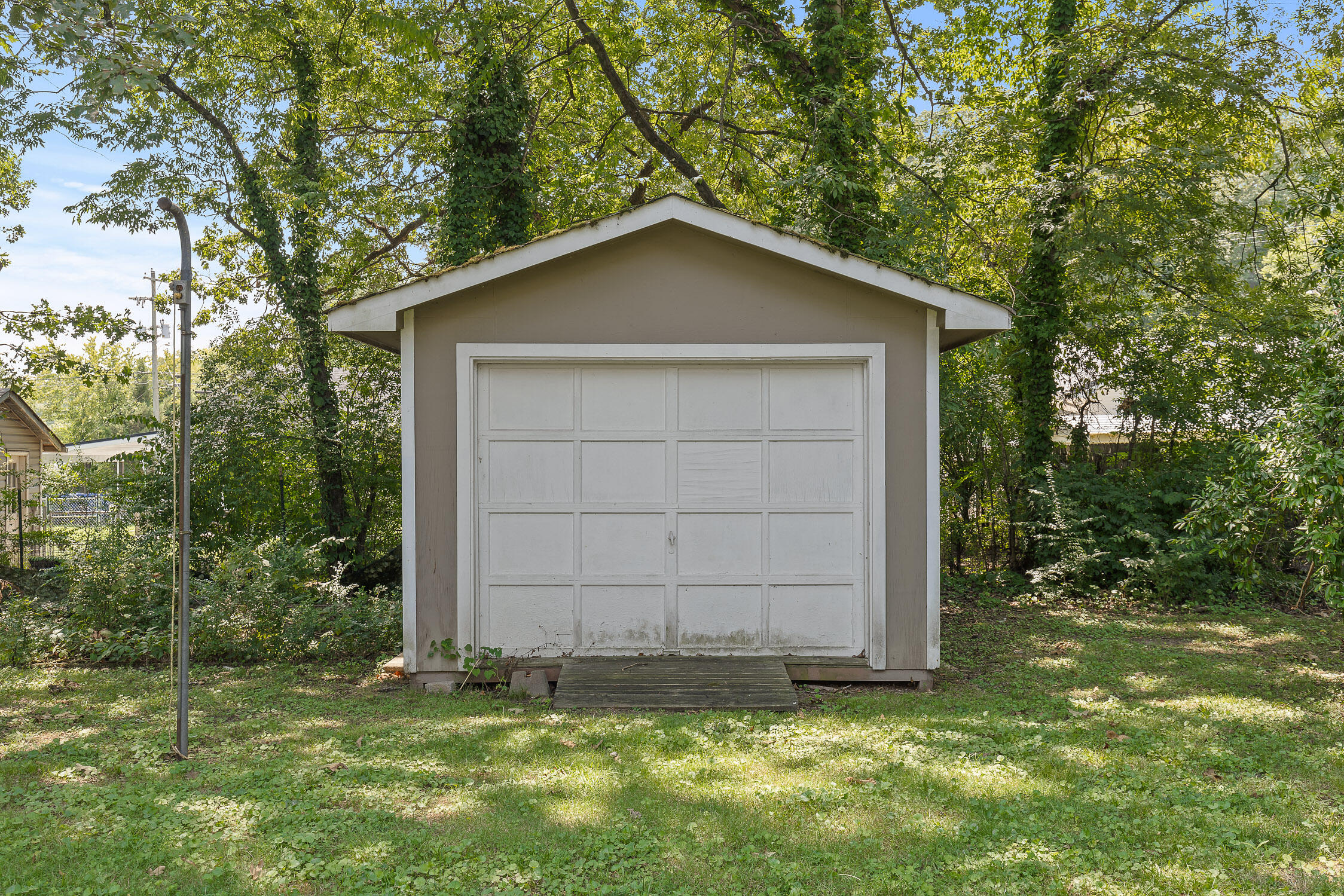 834 Munro Road