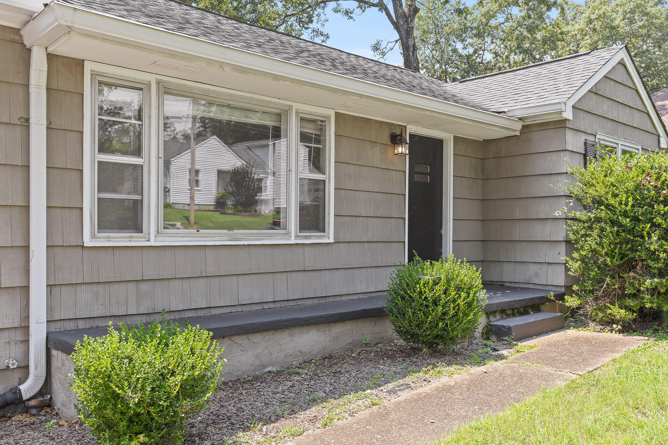 834 Munro Road