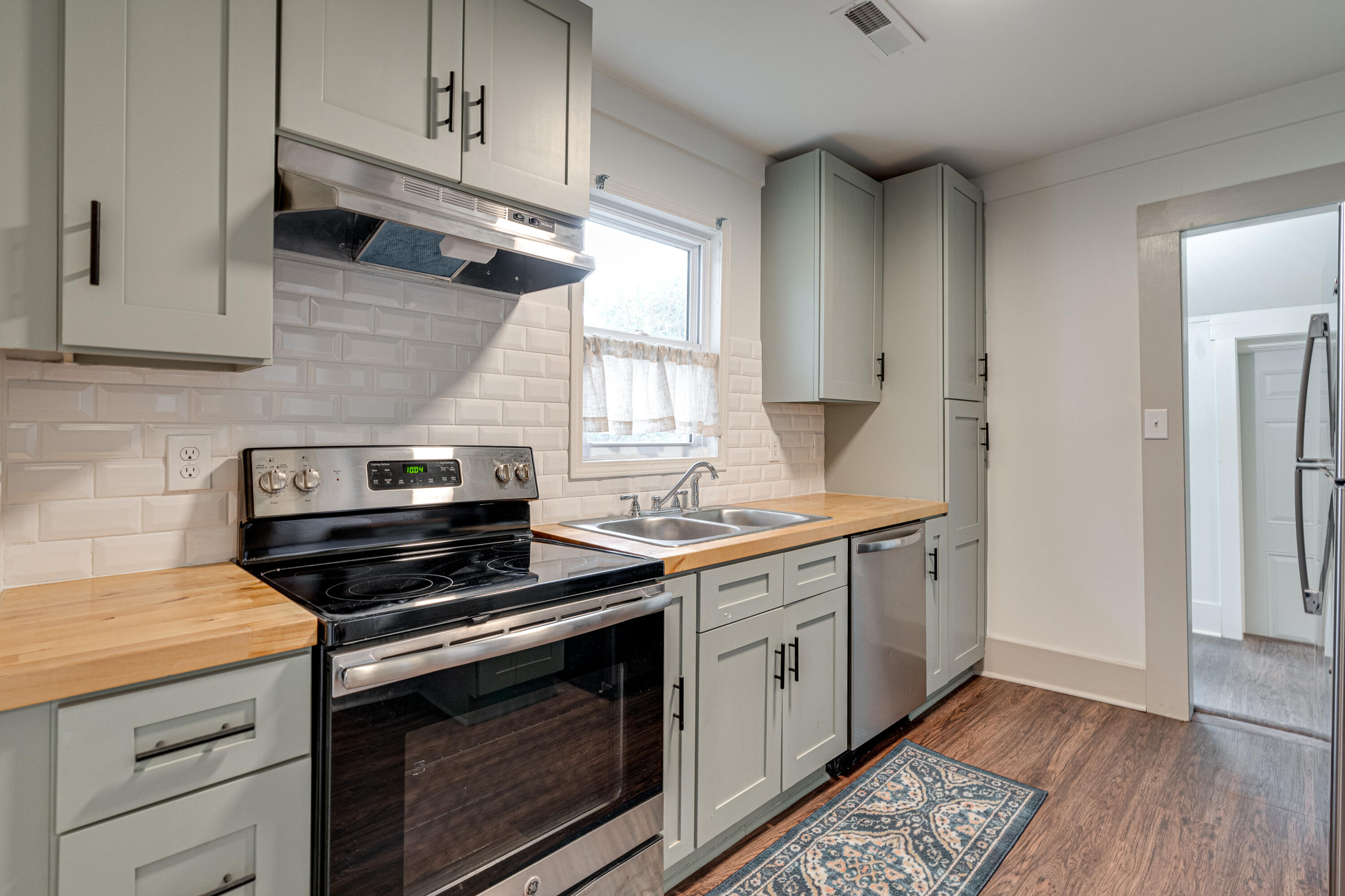 924 W 37th Street