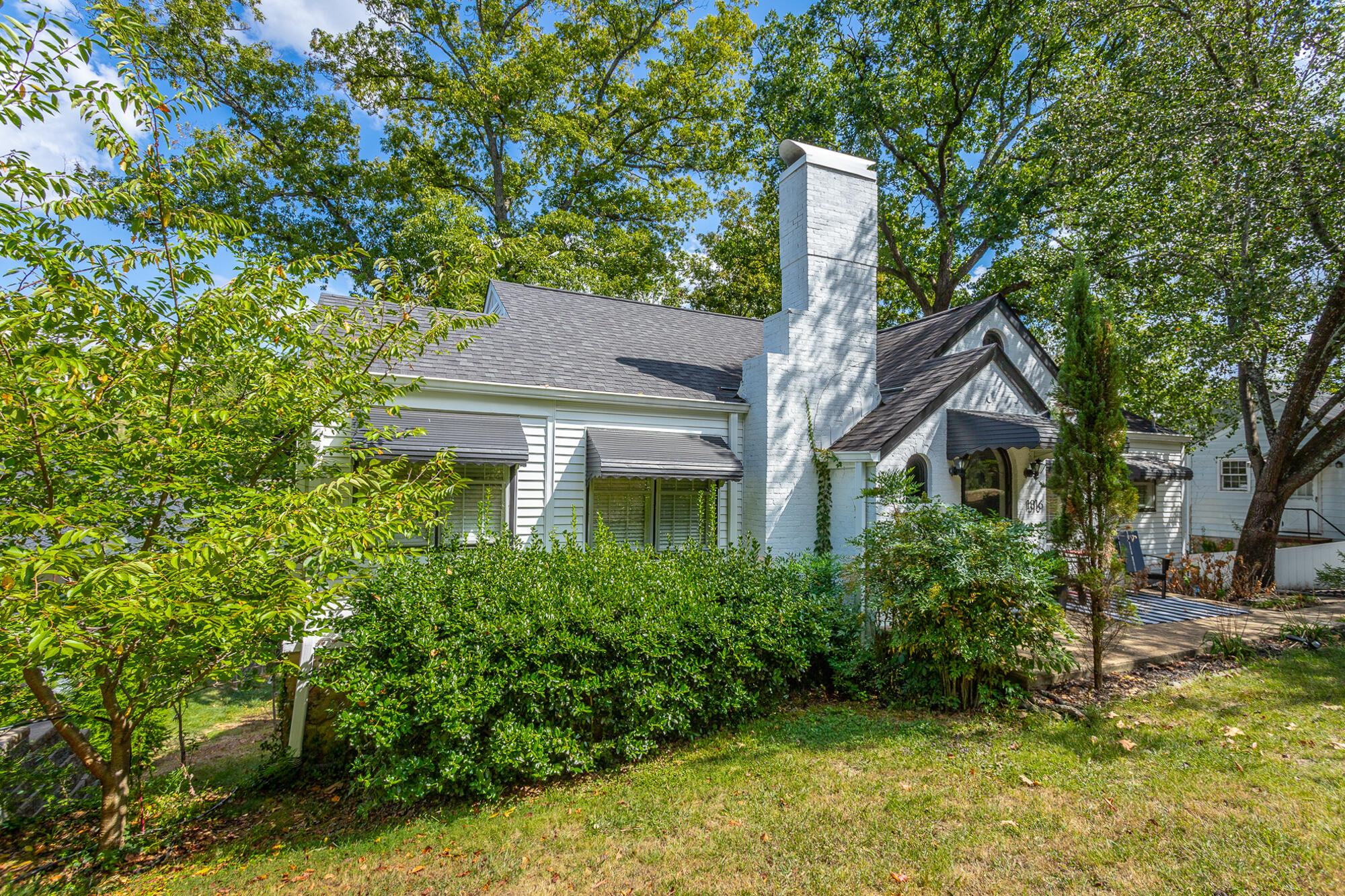 1316 Sharon Cir