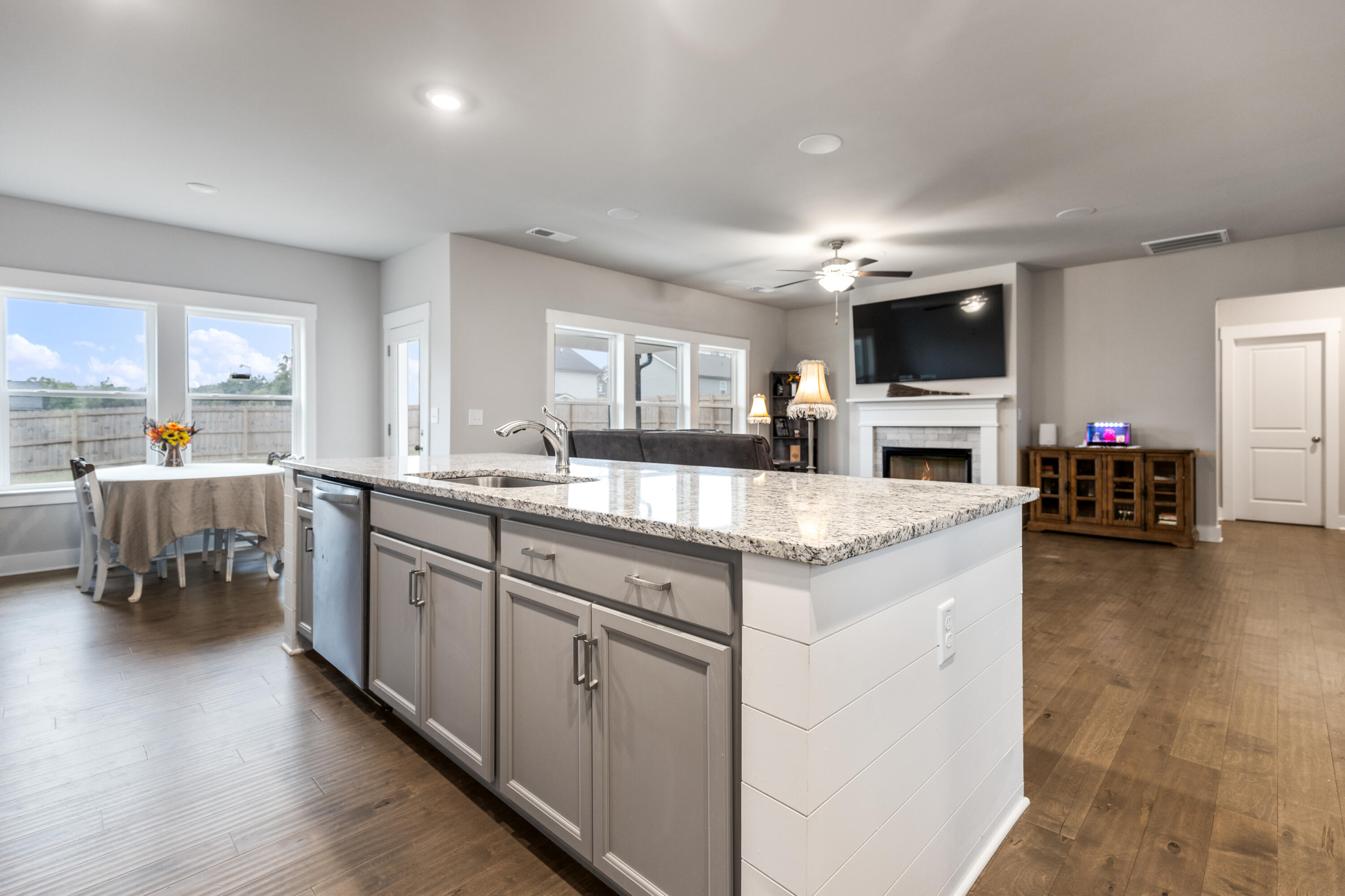 4827 Wellesley Drive, 206
