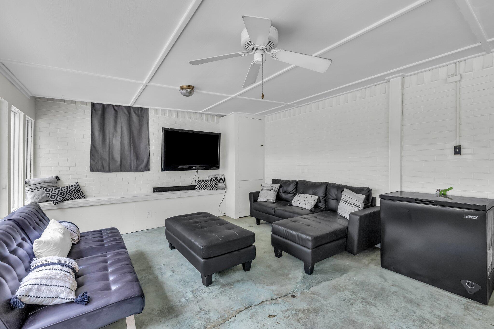4400 James Lane
