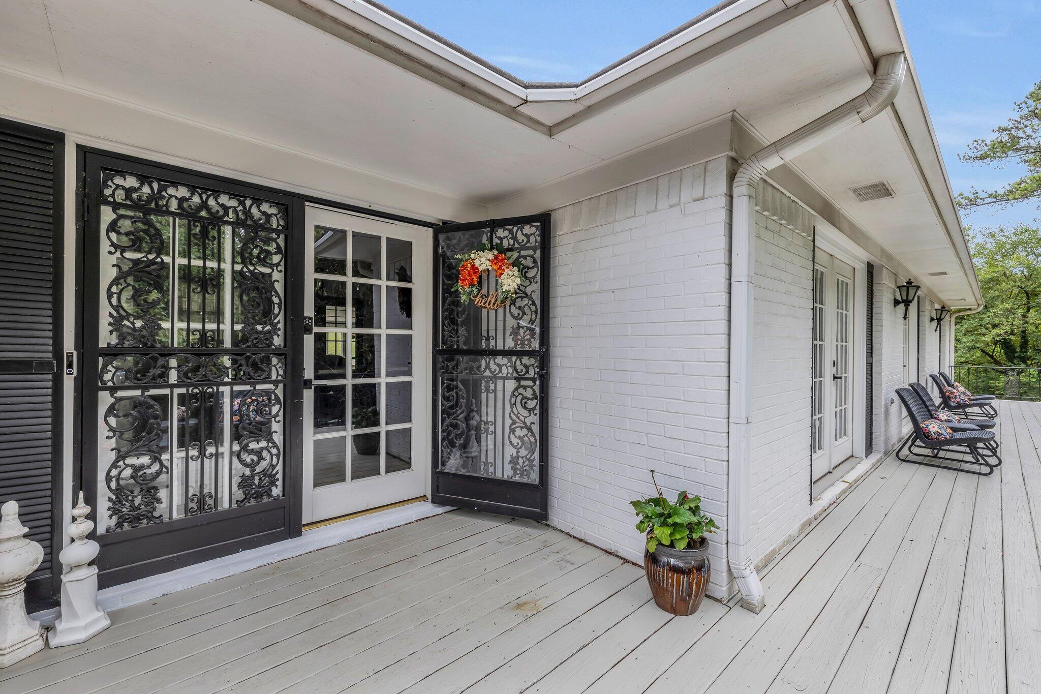 4400 James Lane