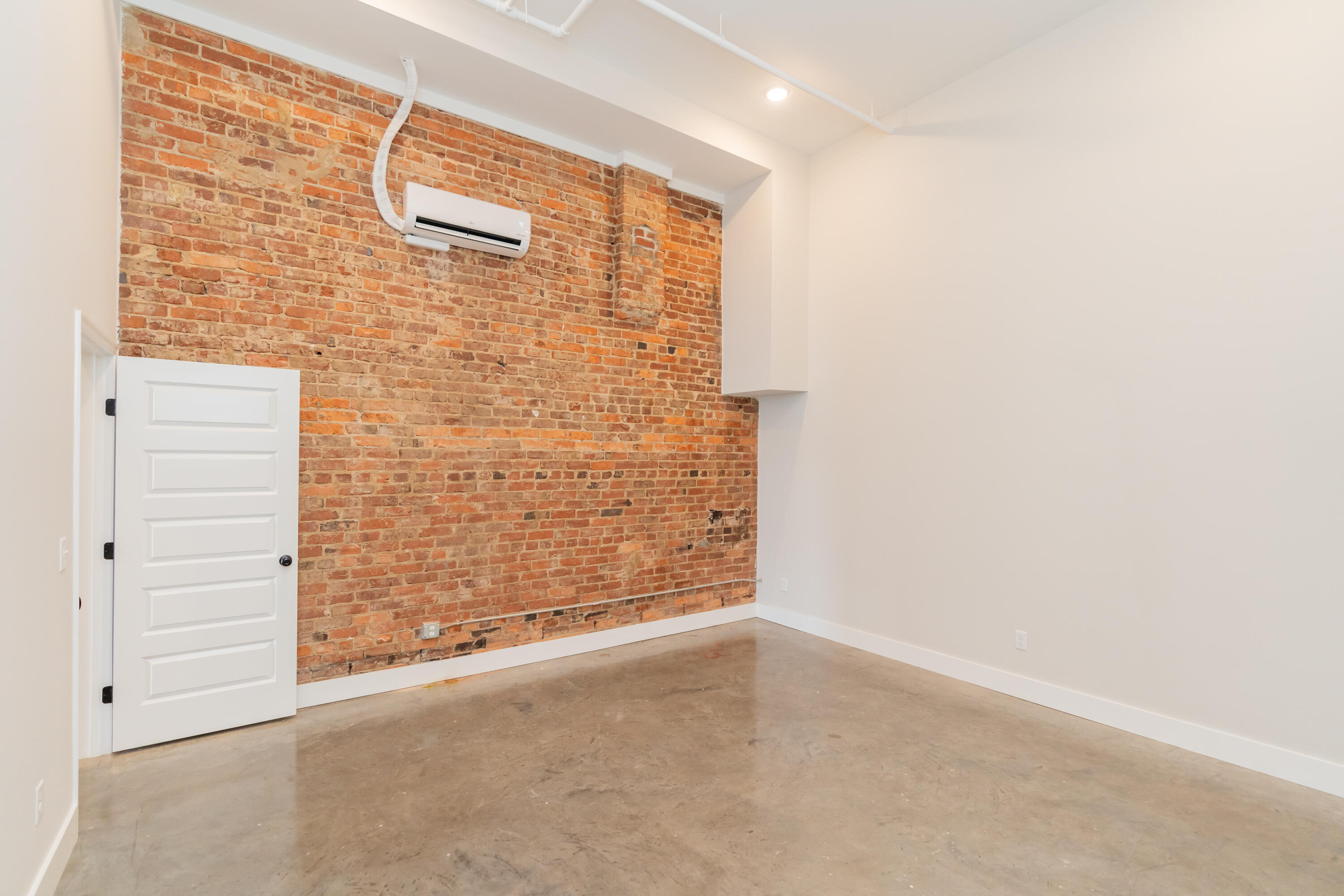 614 E Main Street, 102