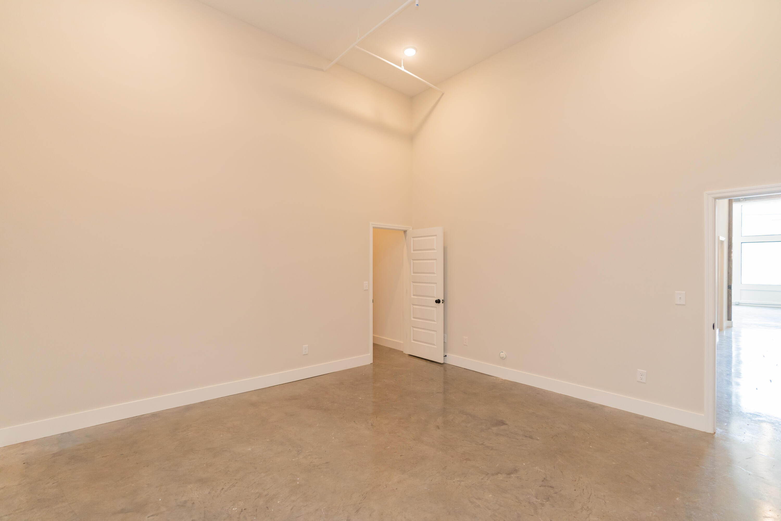 614 E Main Street, 102