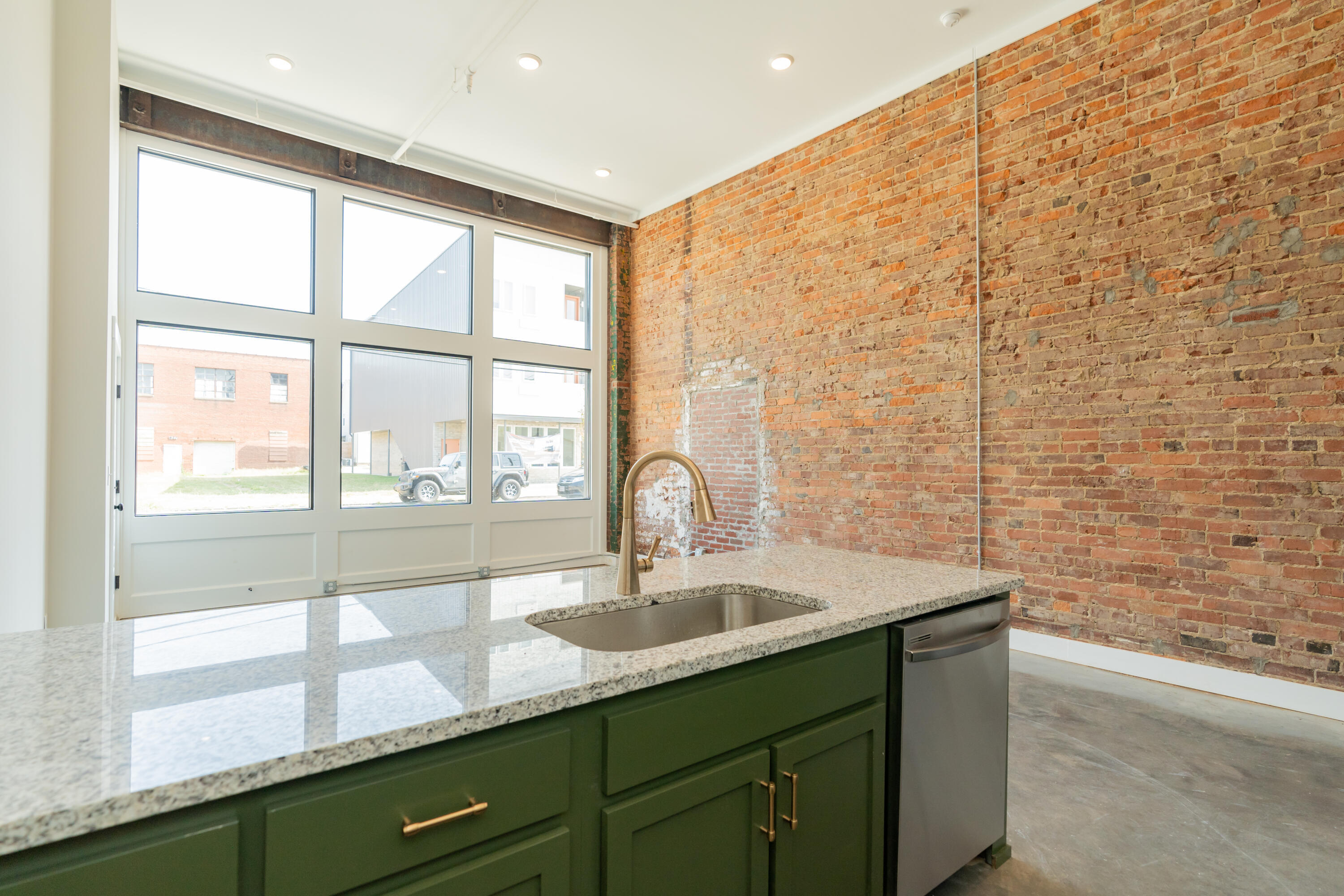 614 E Main Street, 102