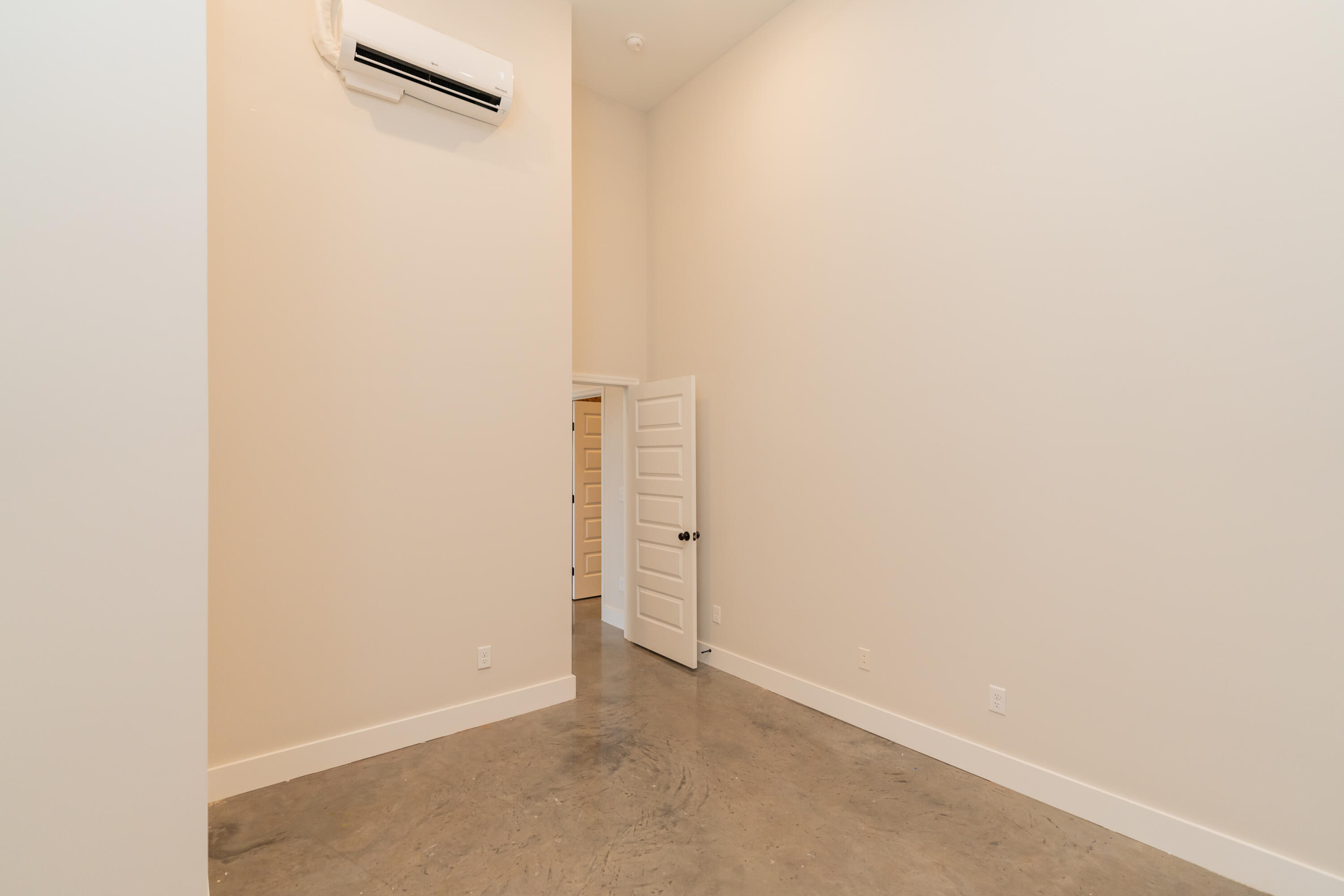 614 E Main Street, 102
