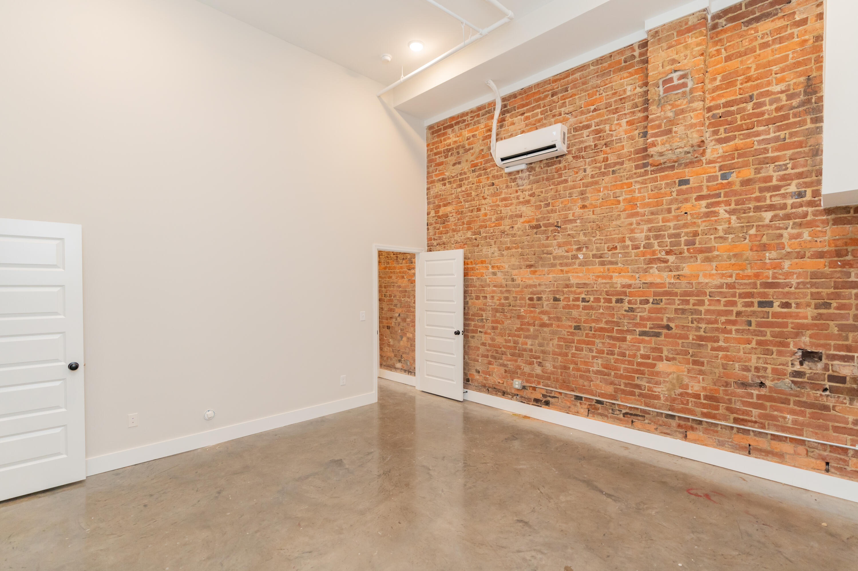 614 E Main Street, 102