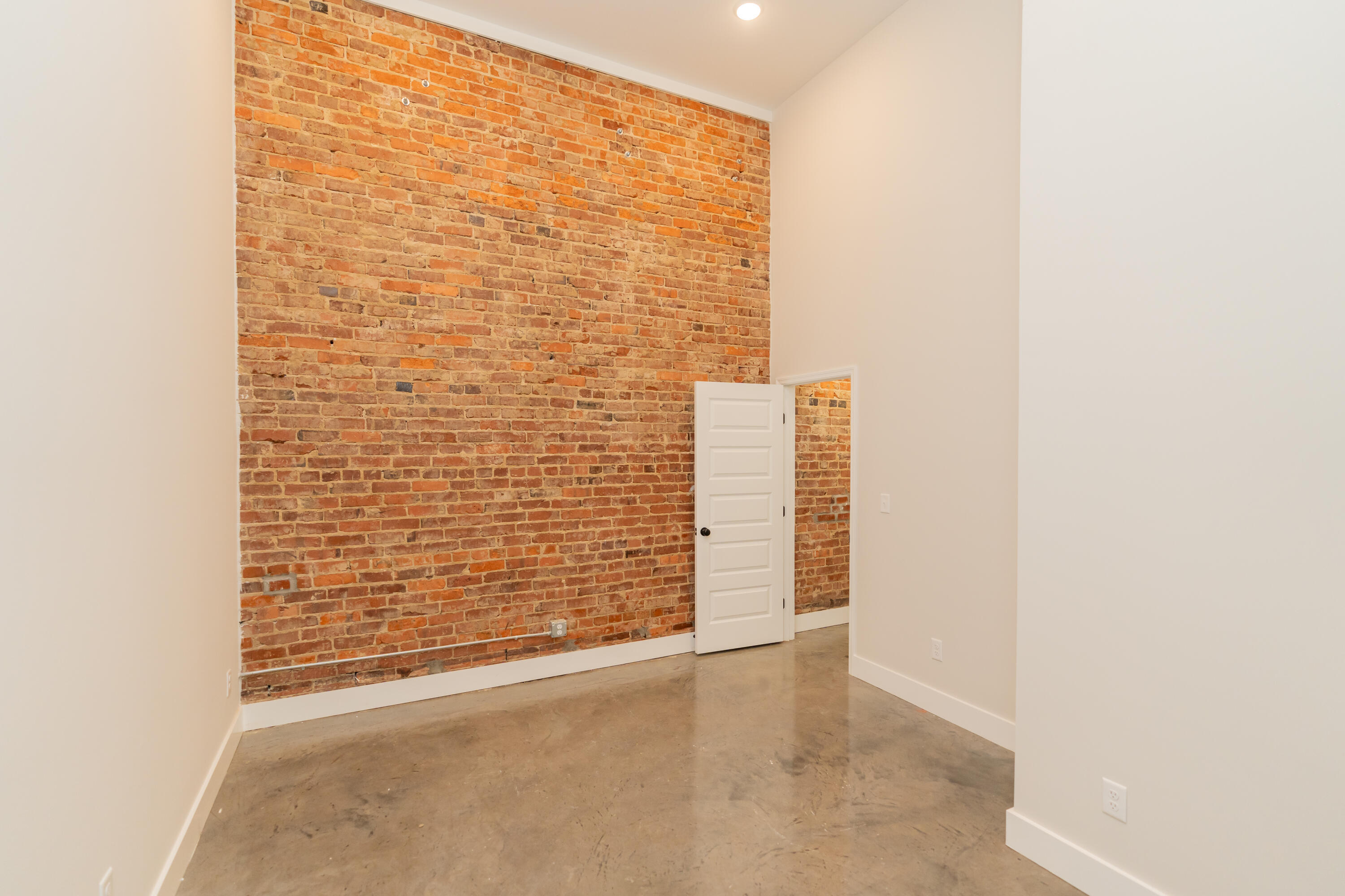 614 E Main Street, 102