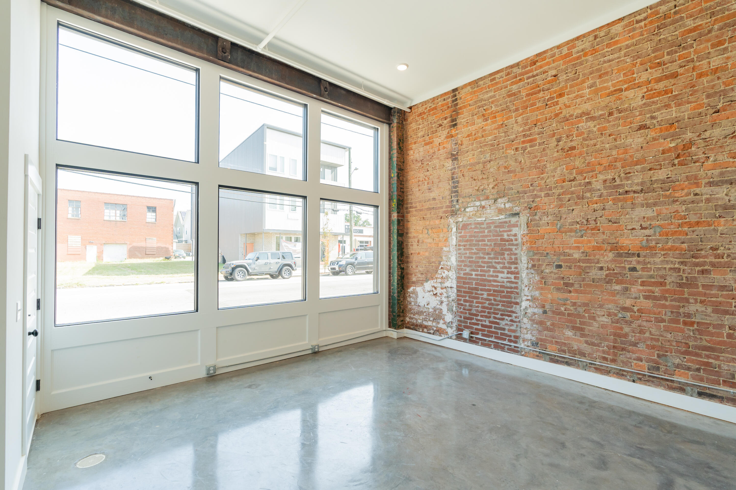 614 E Main Street, 102