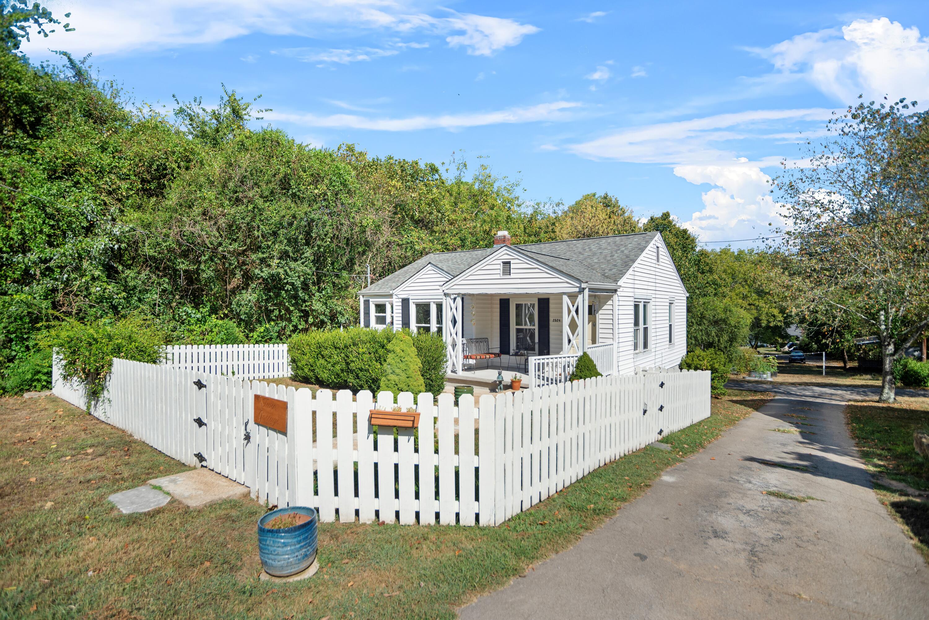 2524 Woodfin Avenue