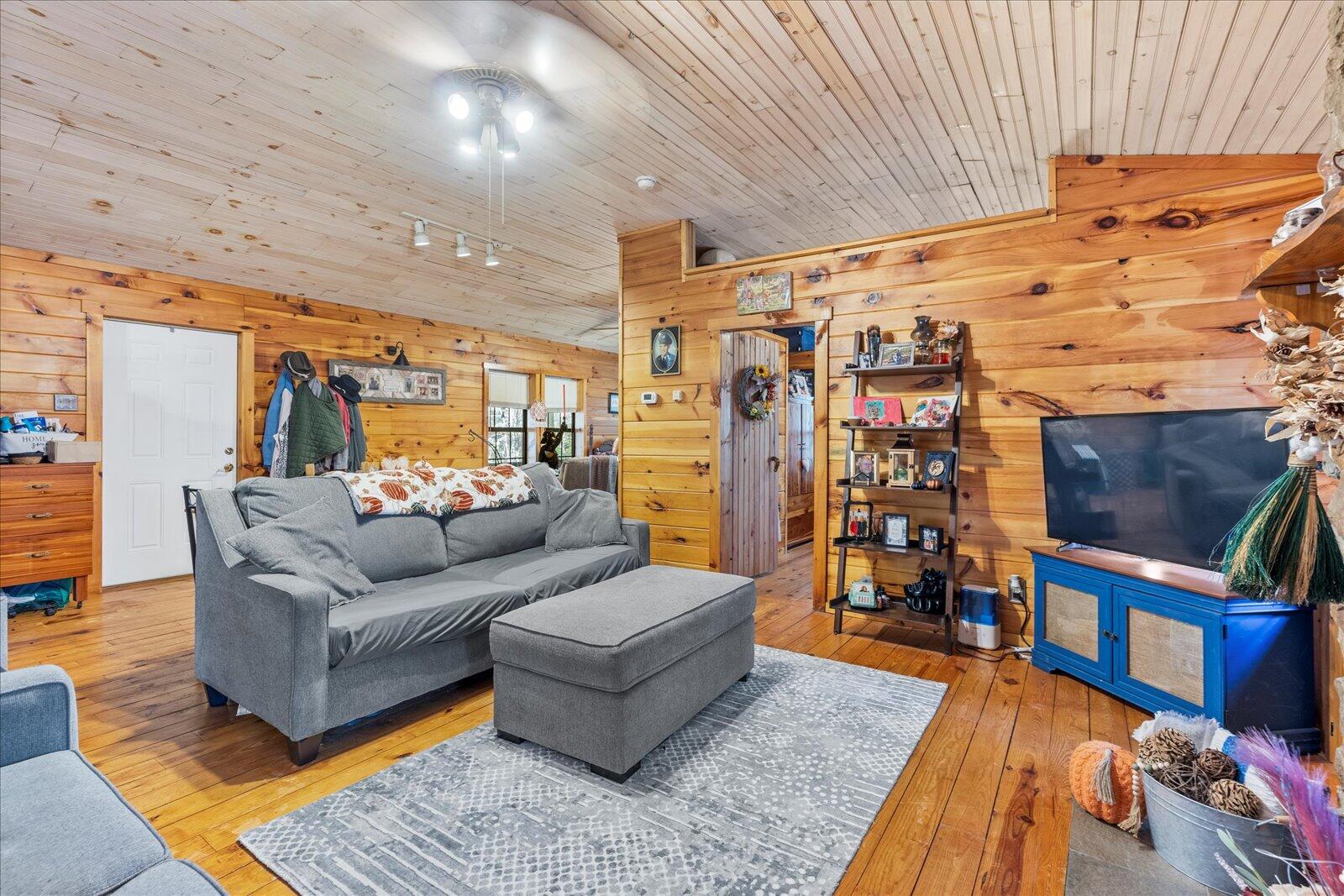 607 Holly Dr