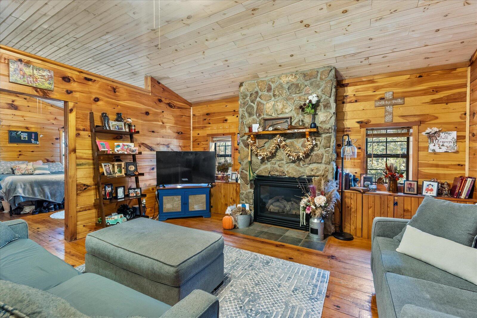 607 Holly Dr