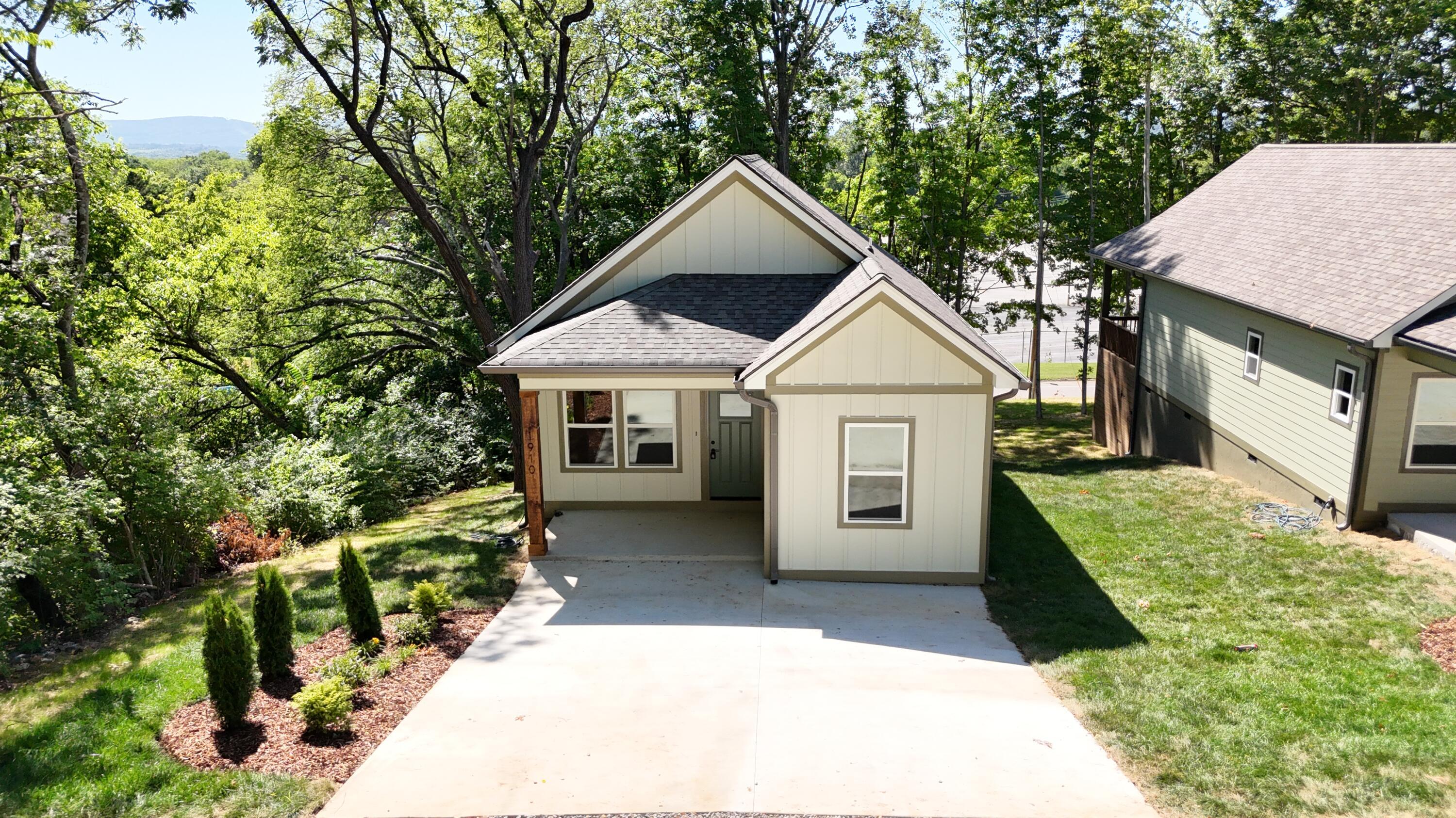 1910 N Chamberlain Avenue