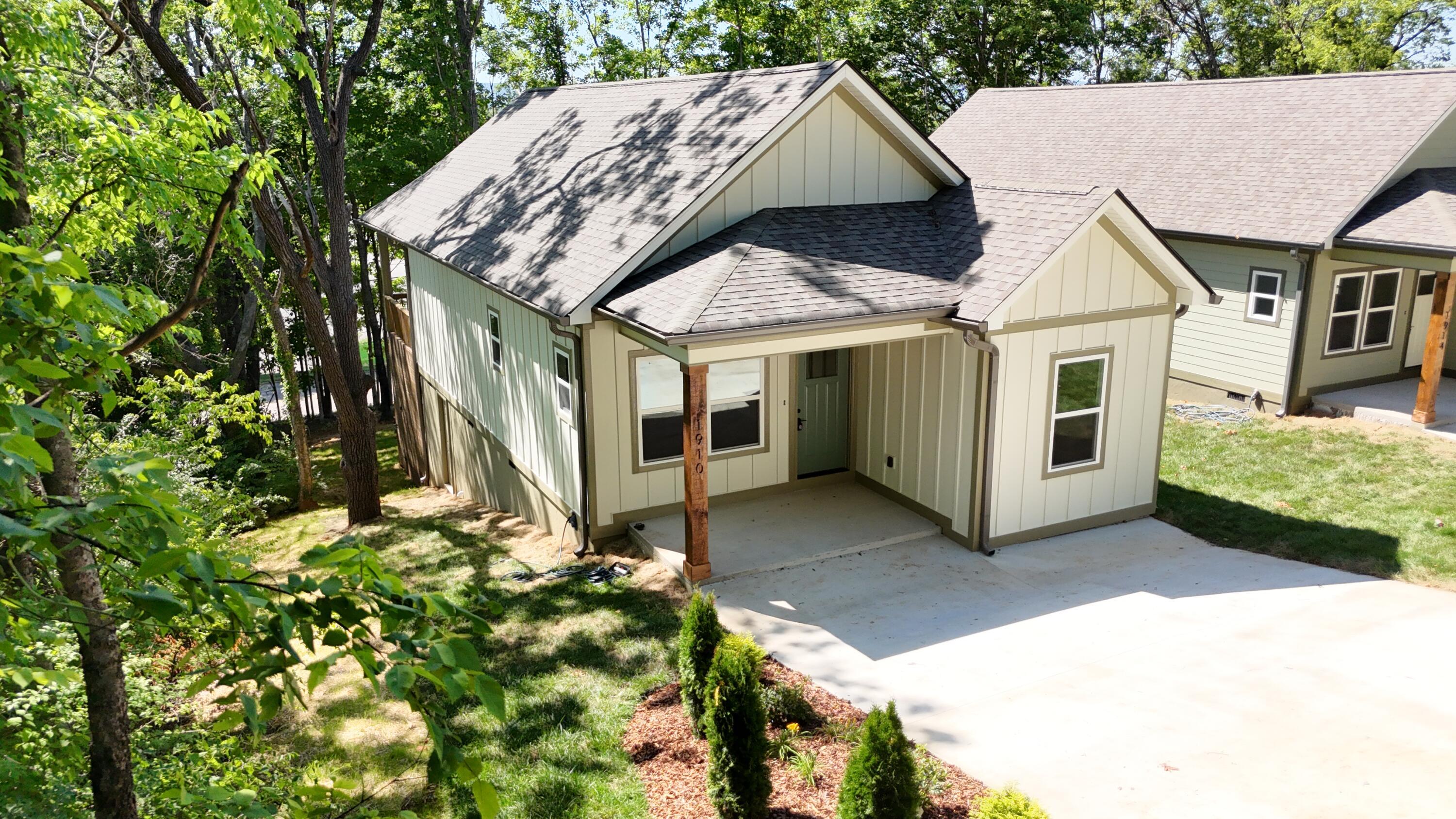 1910 N Chamberlain Avenue