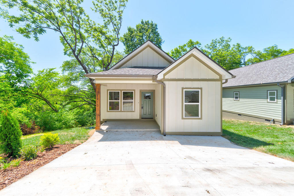 1910 N Chamberlain Avenue