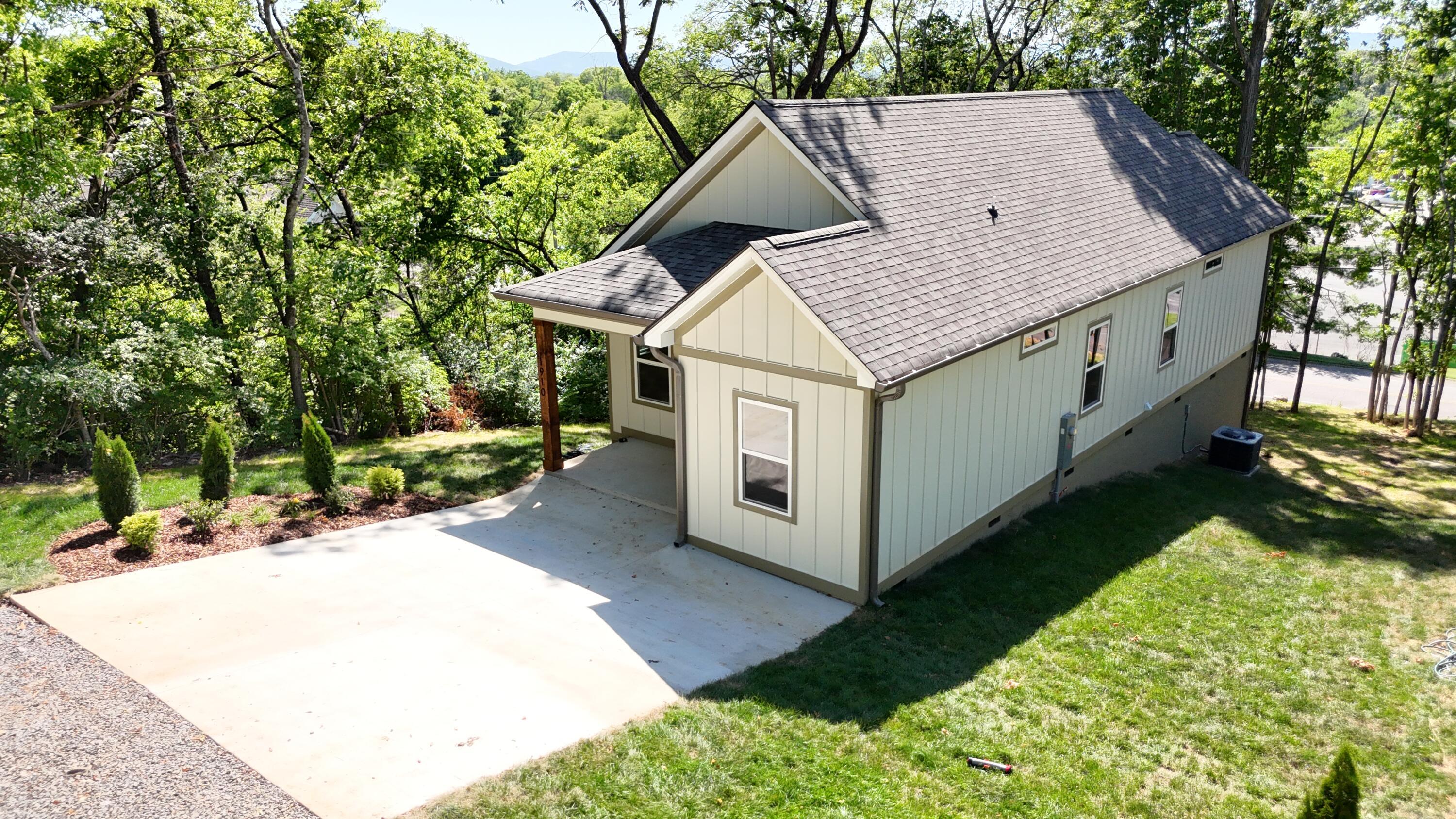 1910 N Chamberlain Avenue