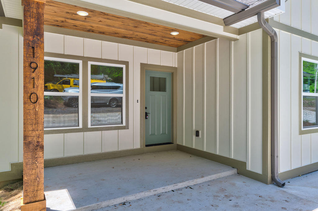 1910 N Chamberlain Avenue