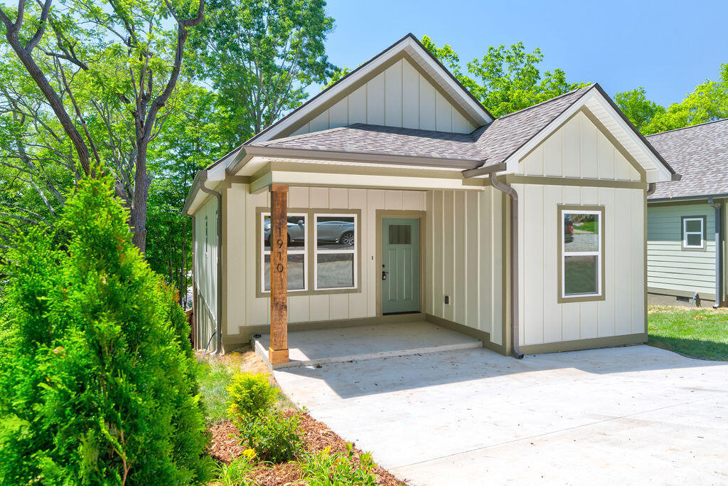 1910 N Chamberlain Avenue