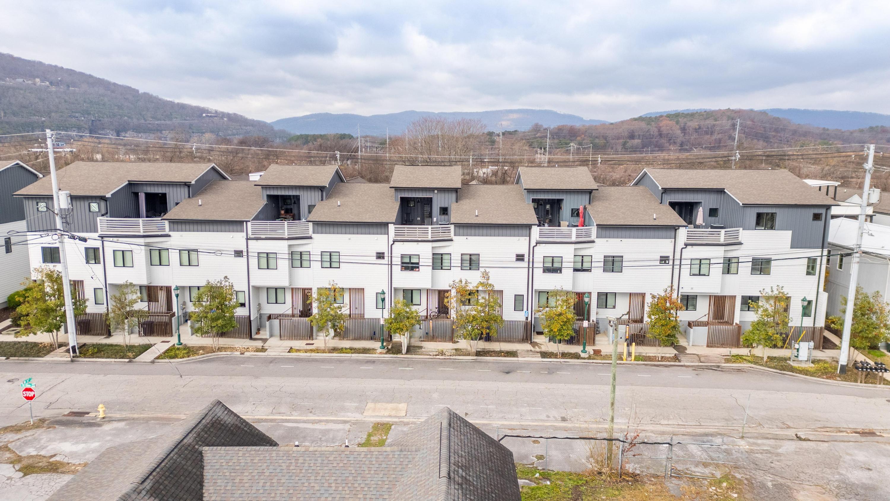 3075 Saint Elmo Avenue