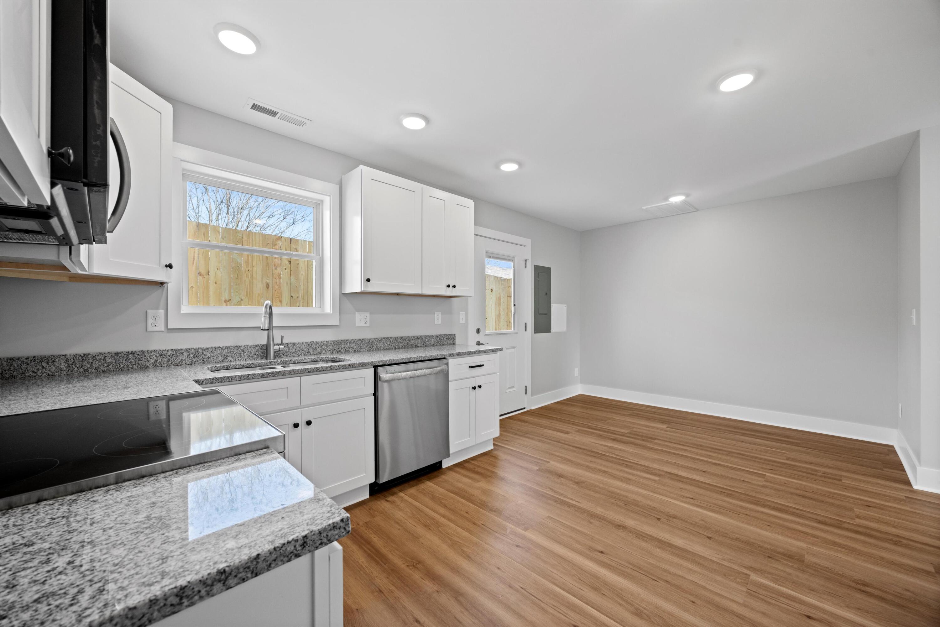 905 & 907 NE Hawk Street