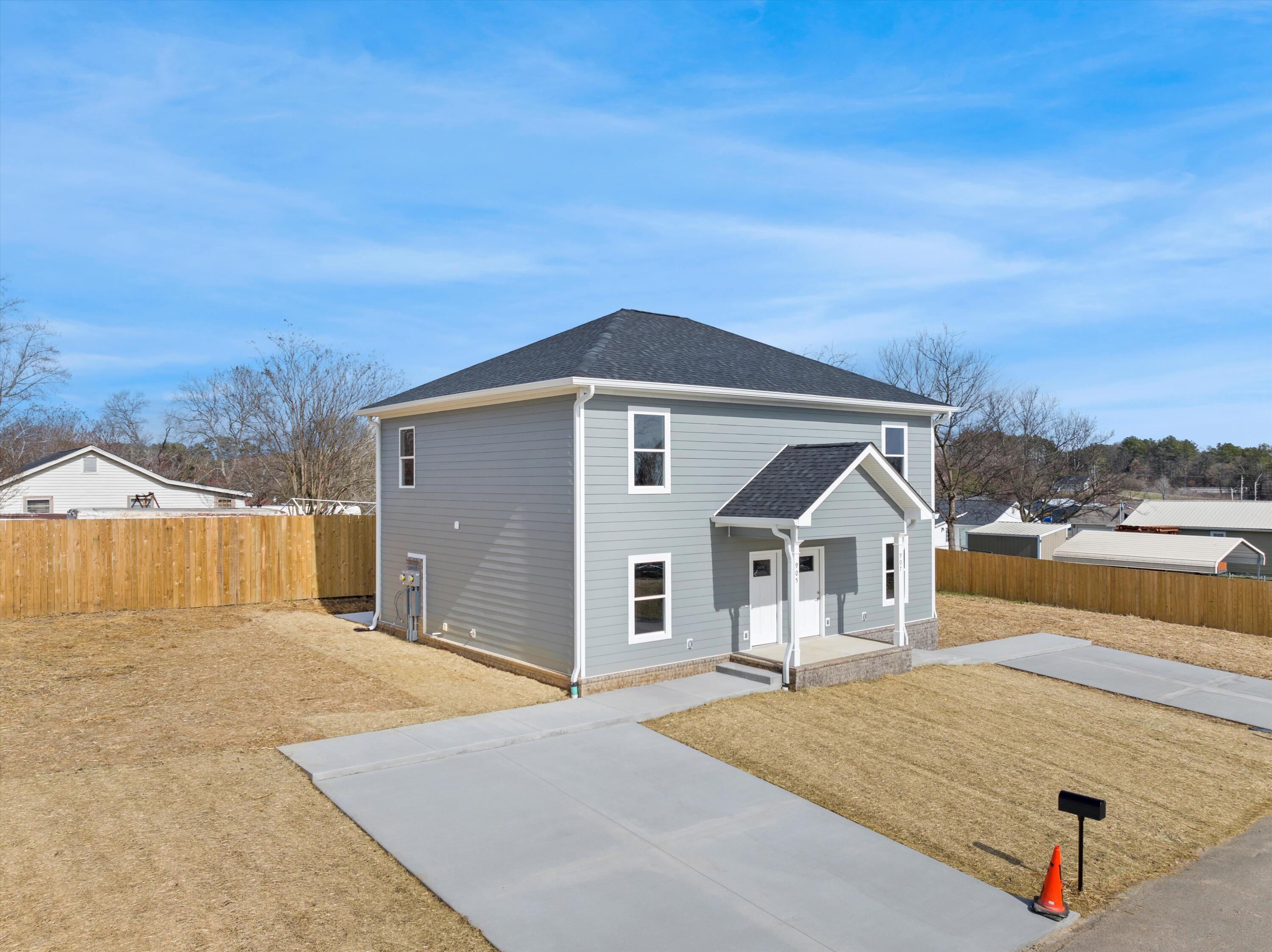 905 & 907 NE Hawk Street