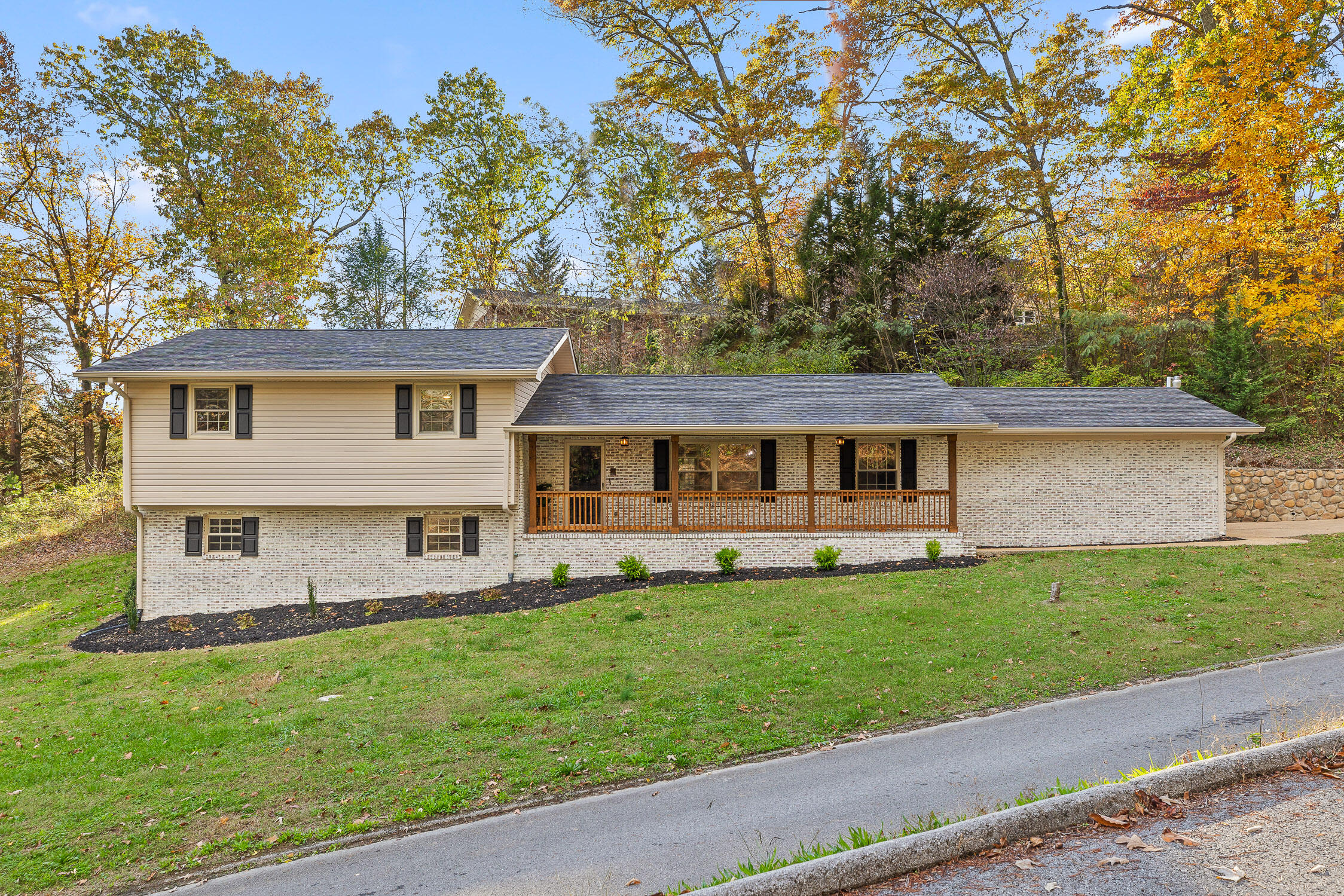 111 N Cliff Lane